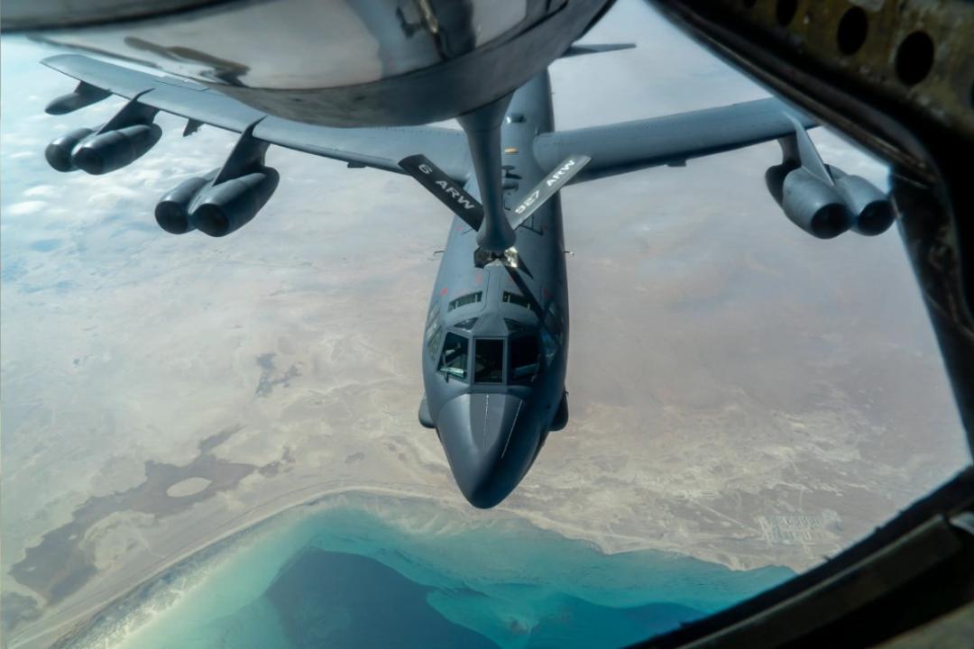 بمب افکن B52