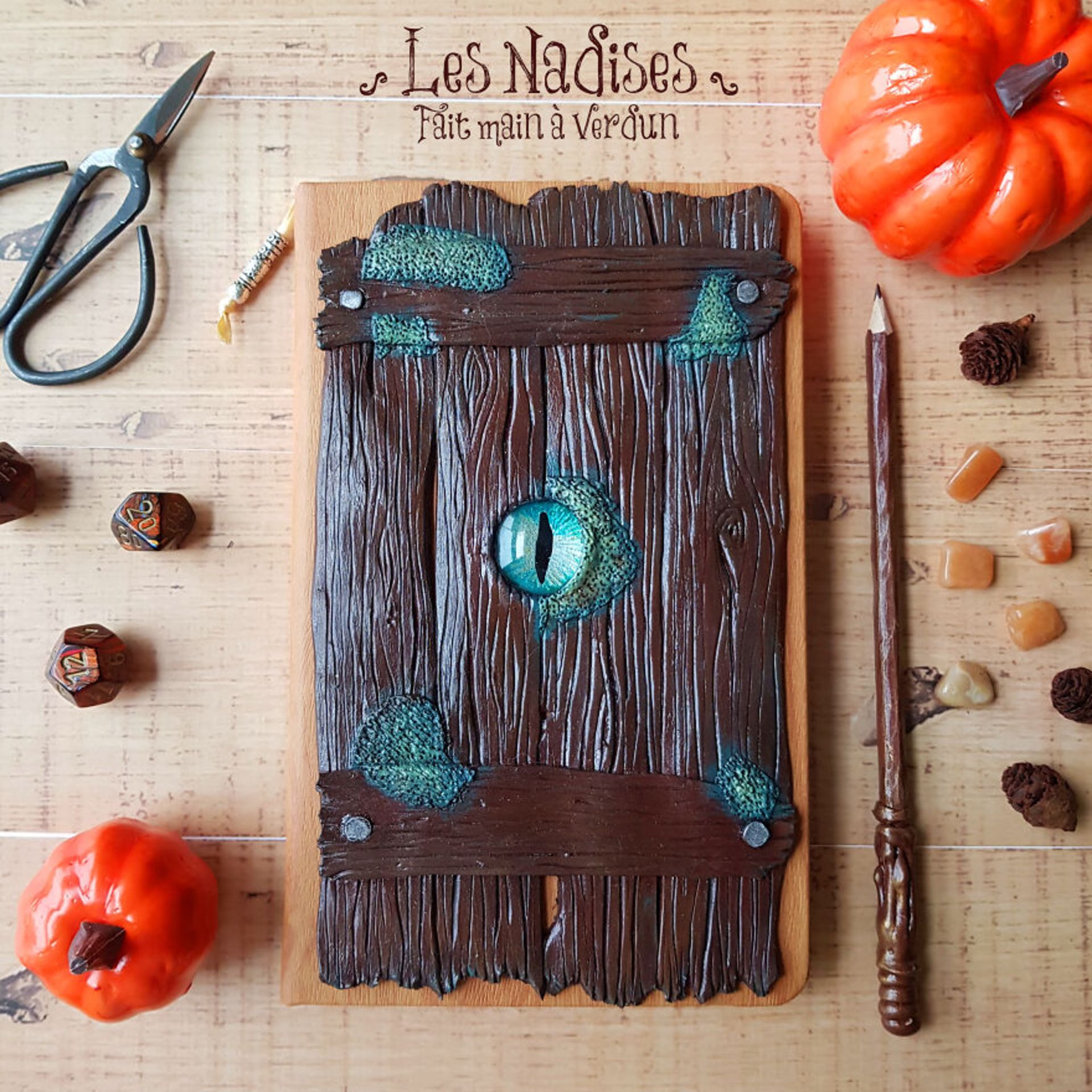 دفتر تنه درخت با چشم هیولا سبزآبی و مداد چوبدستی جادویی