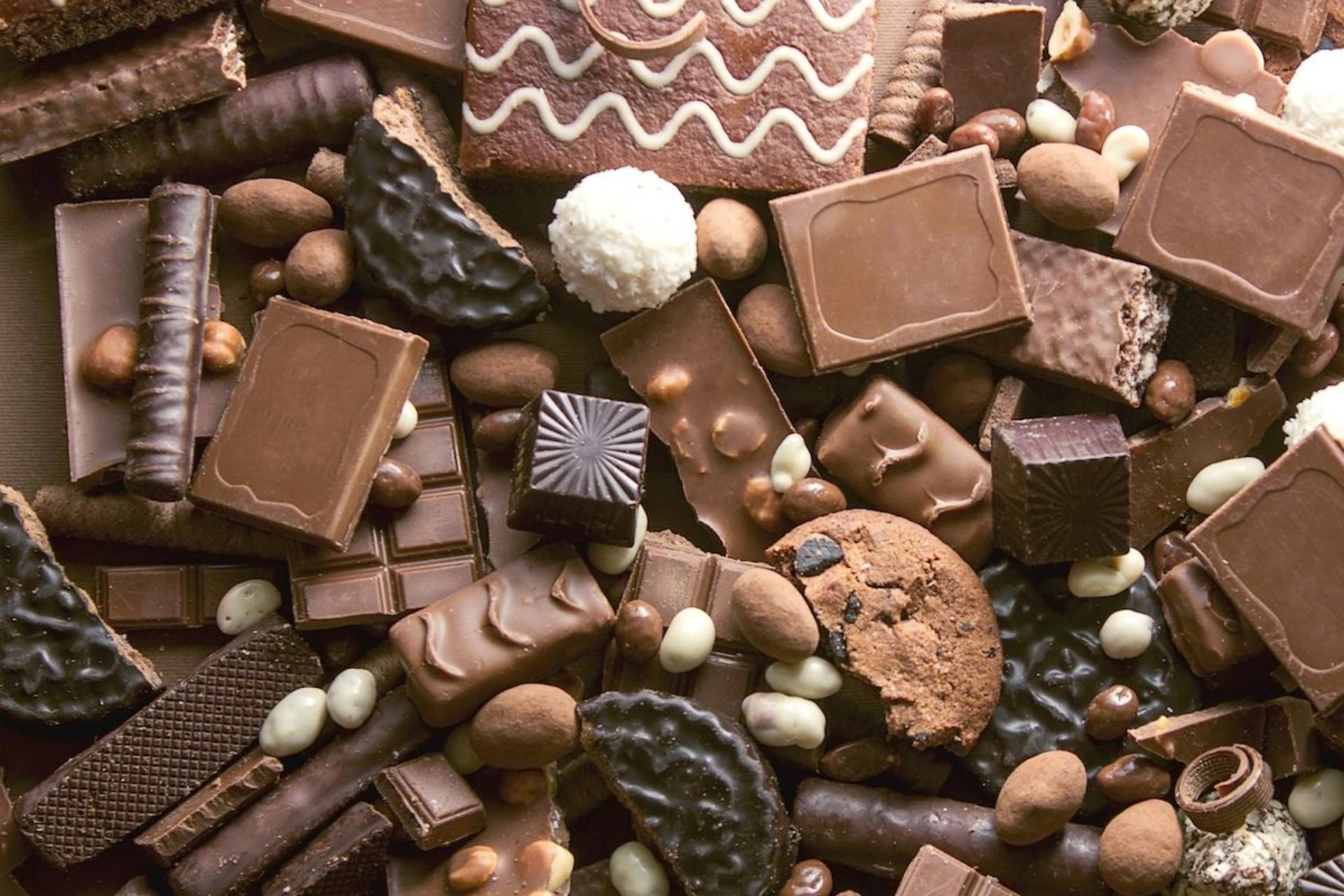 تکه‌هایی از انواع شکلات‌ها در کنار هم قرار داده شده‌اند
