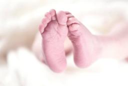 کودکی با DNA سه نفر برای نخستین‌بار در بریتانیا متولد شد