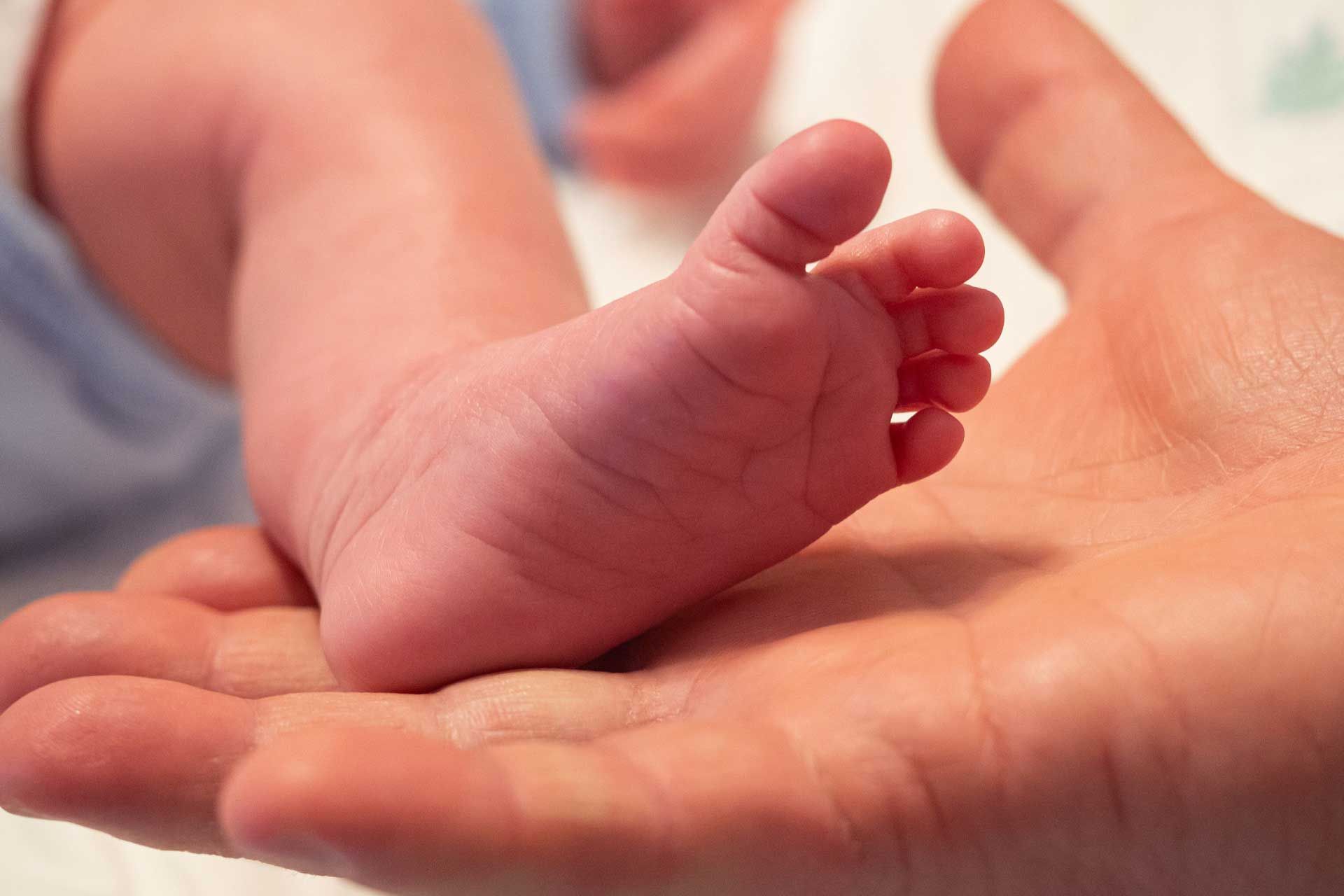 پای کودک روی دست مادر
