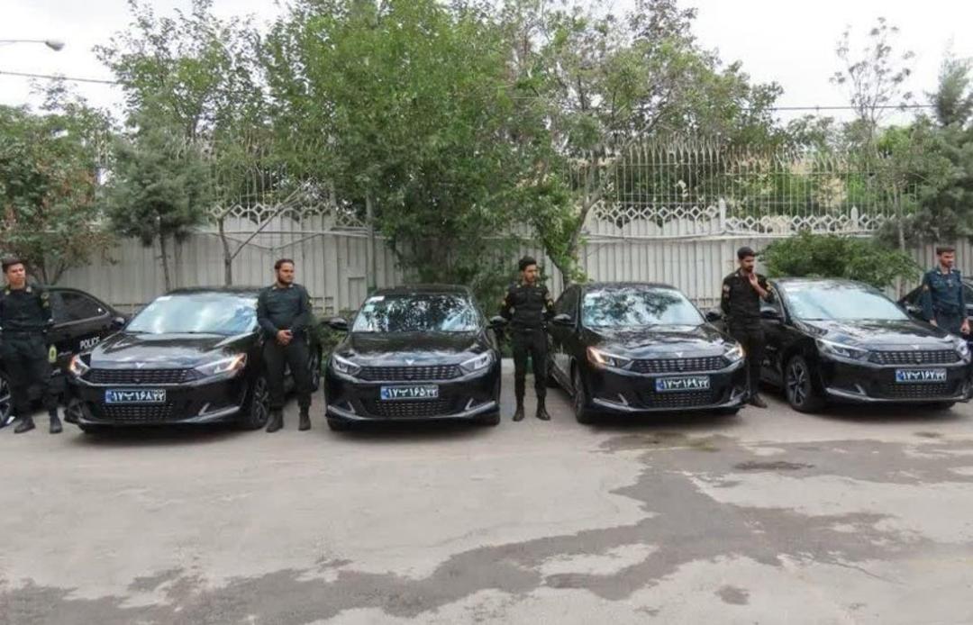 نیروهای پلیس کنار ماشین بهمن ریسپکت