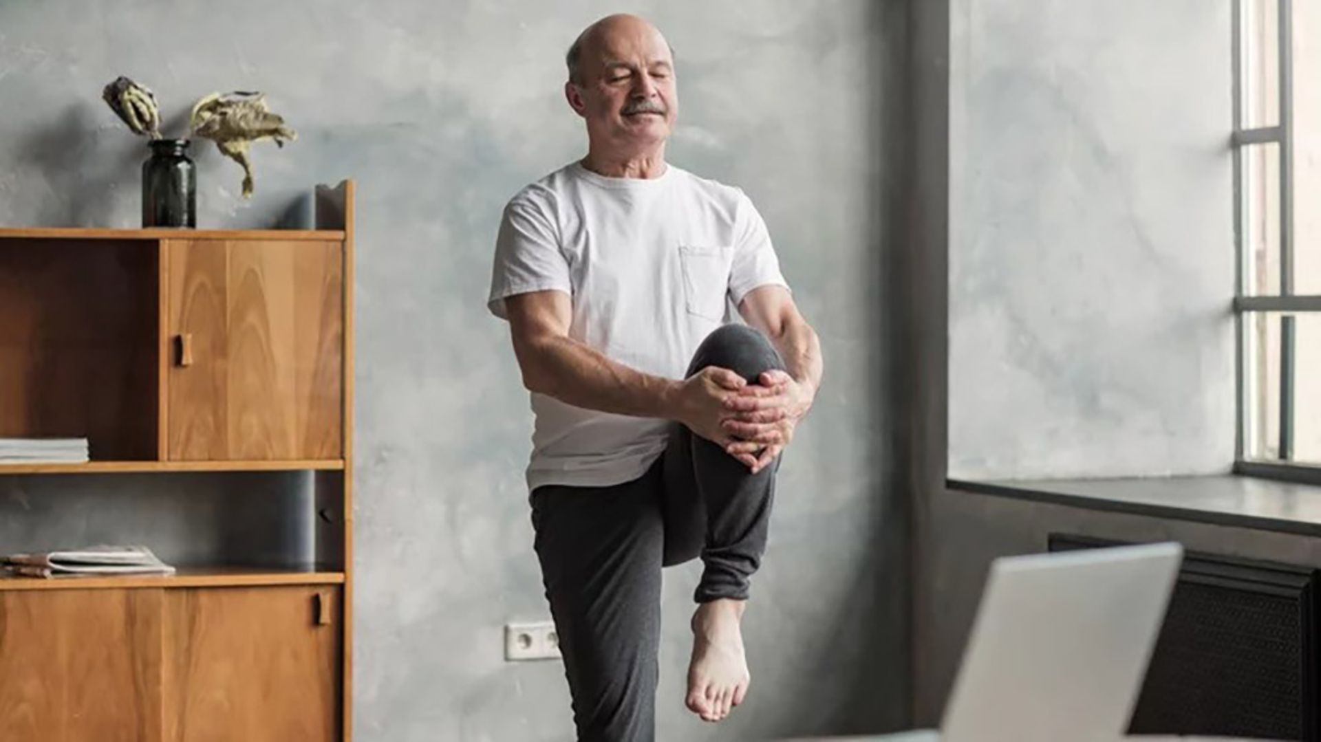 مردی در حال ایستاده روی یک پا