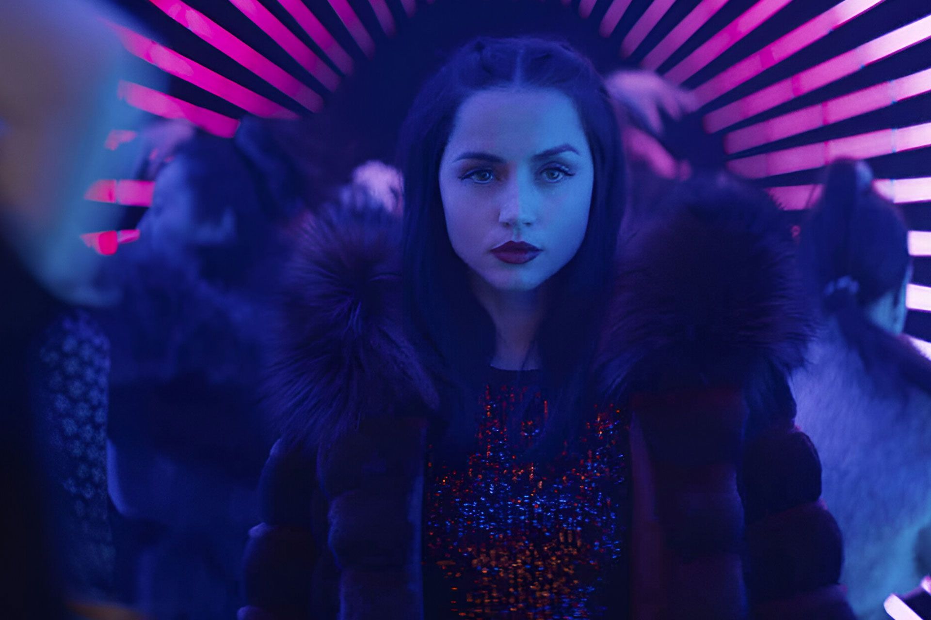 چهره‌ی یک زن جوان در لباس زمستانی