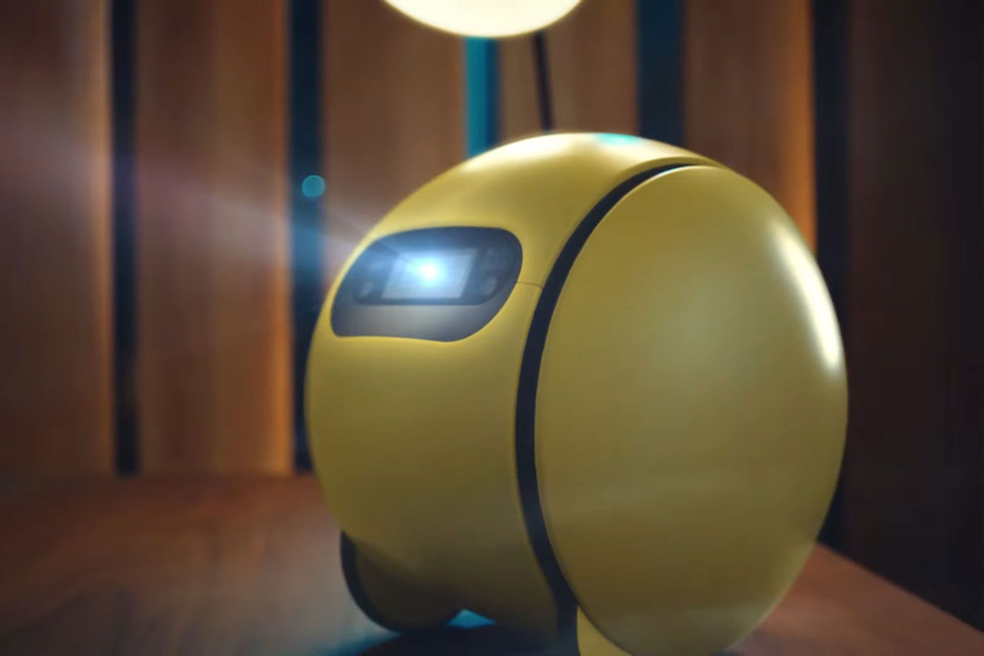 ربات توپی بالی زرد رنگ در حال پخش فیلم