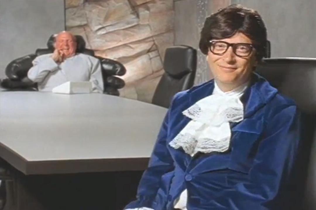 بیل گیتس و استیو بالمر در حال نقش‌بازی سریال Austin Powers 
