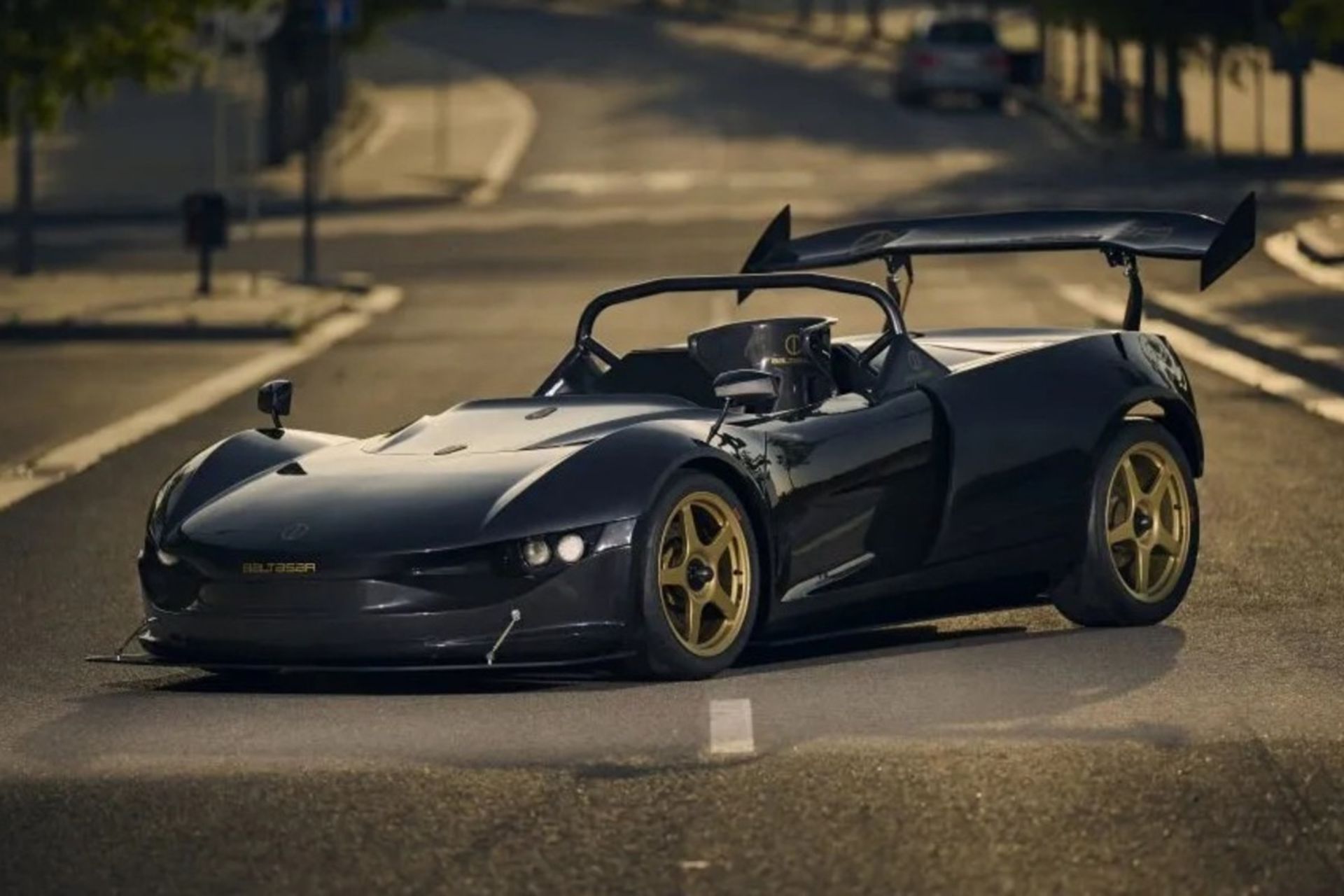 نمای سه‌چهارم جلو خودرو بالتاسار ریولت R