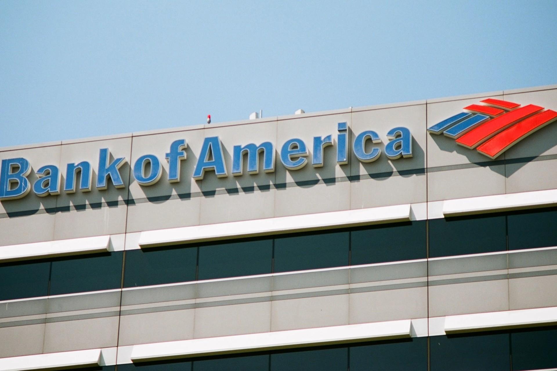 لوگو بنک آو امریکا در بالای یک ساختمان