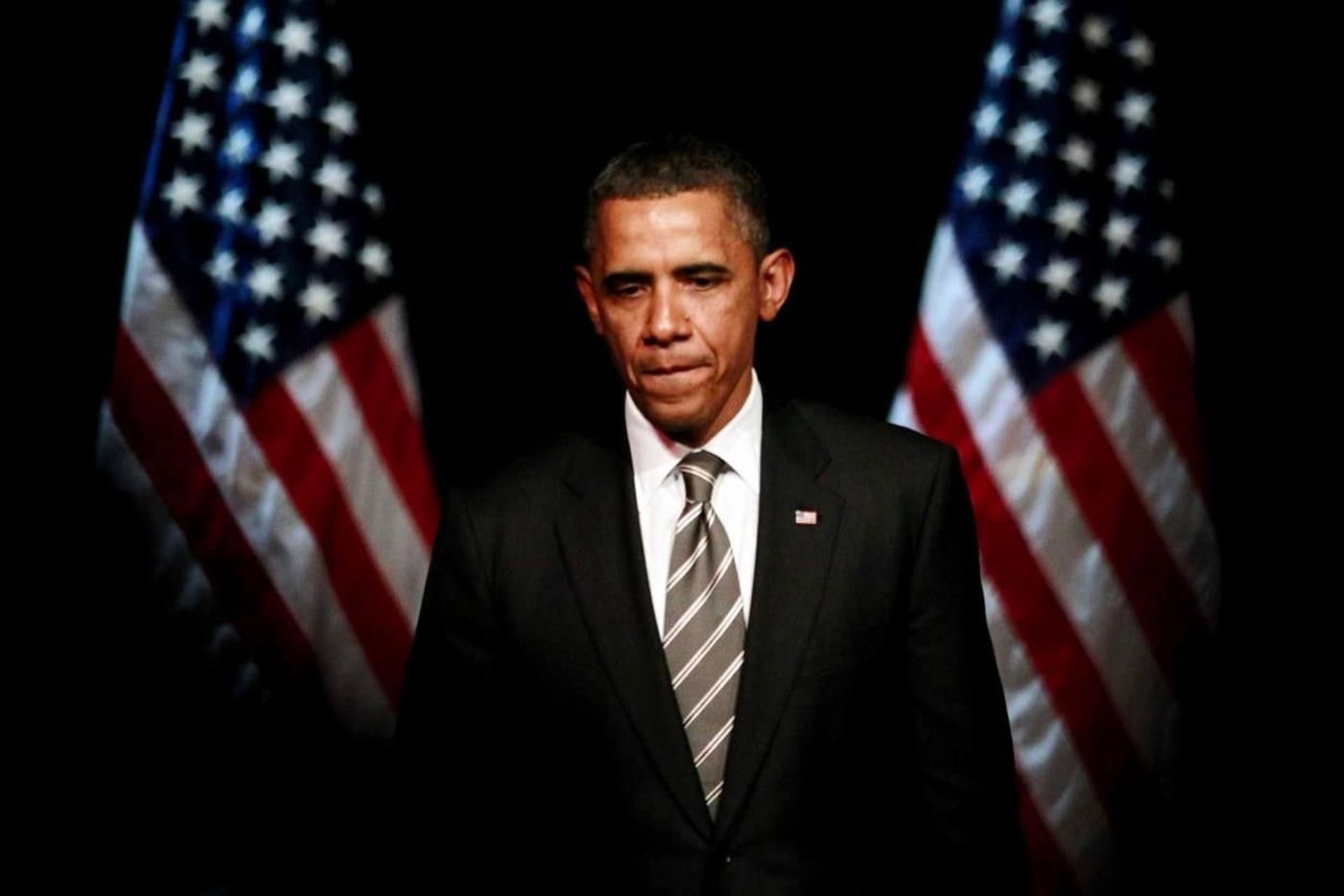 باراک اوباما / Barack Obama دربرابر دو پرچم آمریکا