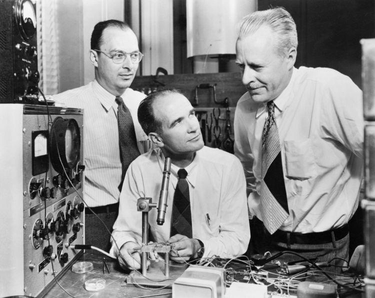 جان باردین، والتر براتاین و ویلیام شاکلی در آزمایشگاه بل در حال ساخت ترانزیستور