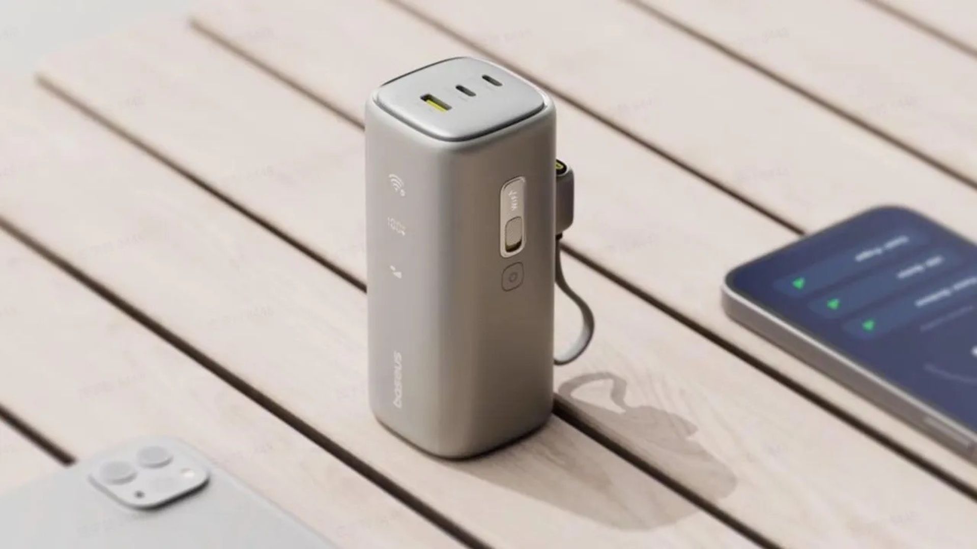 پاوربانک بیسوس EnerGeek GX11 روی میز