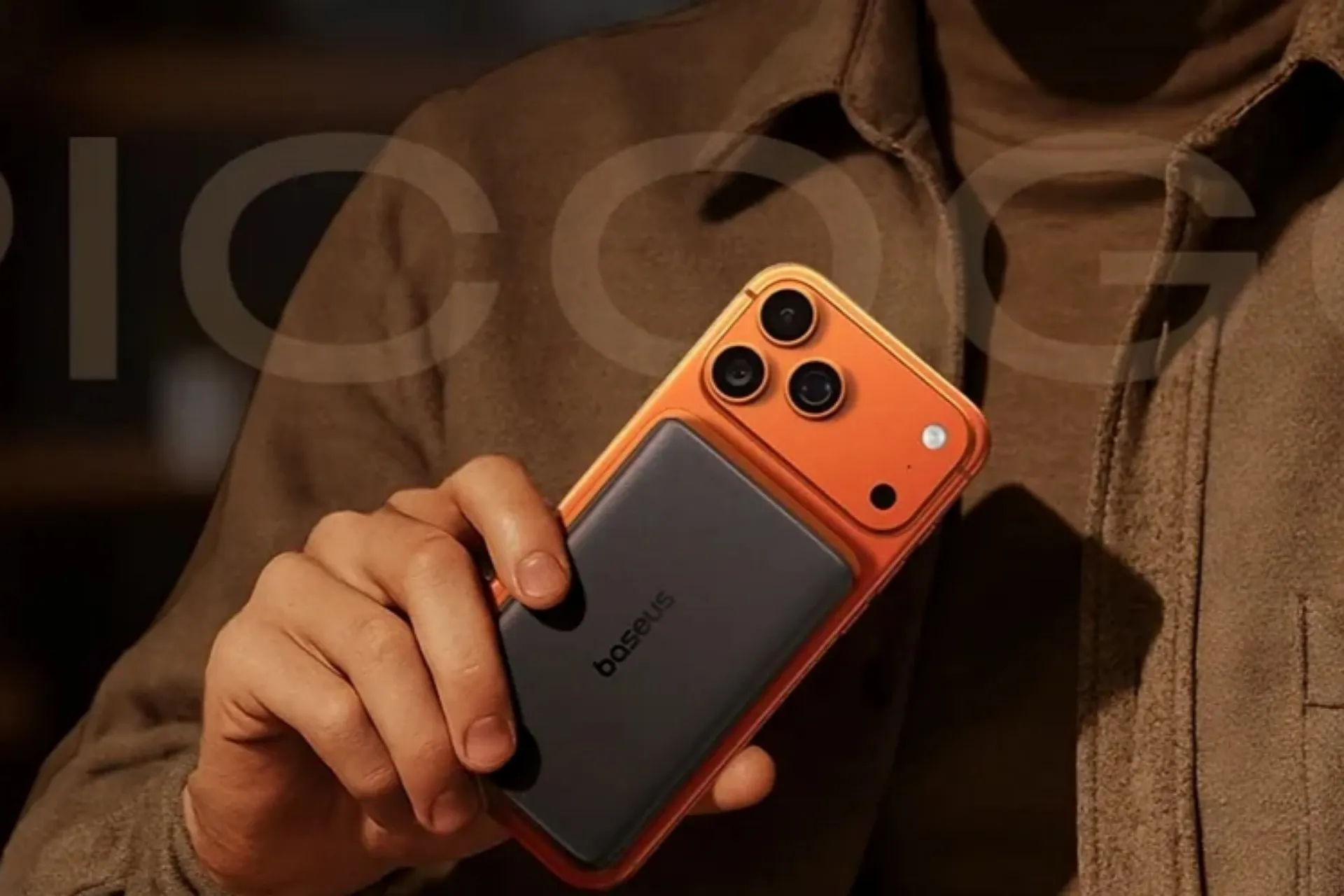 پاوربانک PicoGo AM52 Qi2.2 Slim Power Bank بیسوس در رنگ مشکی به‌صورت متصل به آیفون ۱۷ پرو