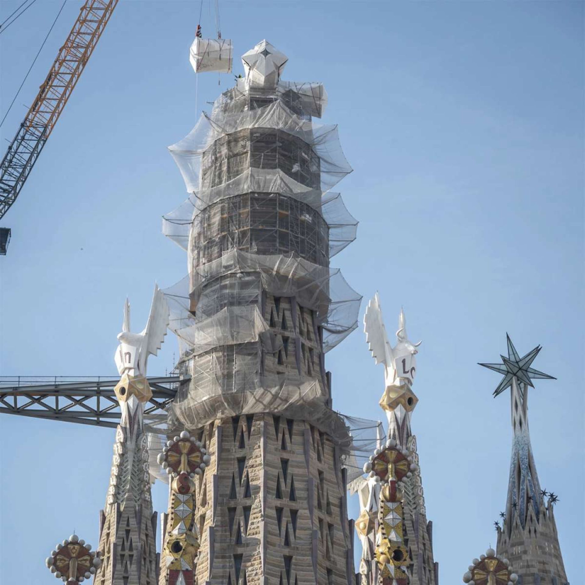 کلیسای ساگرادا فامیلیا در شهر بارسلون در اسپانیا 