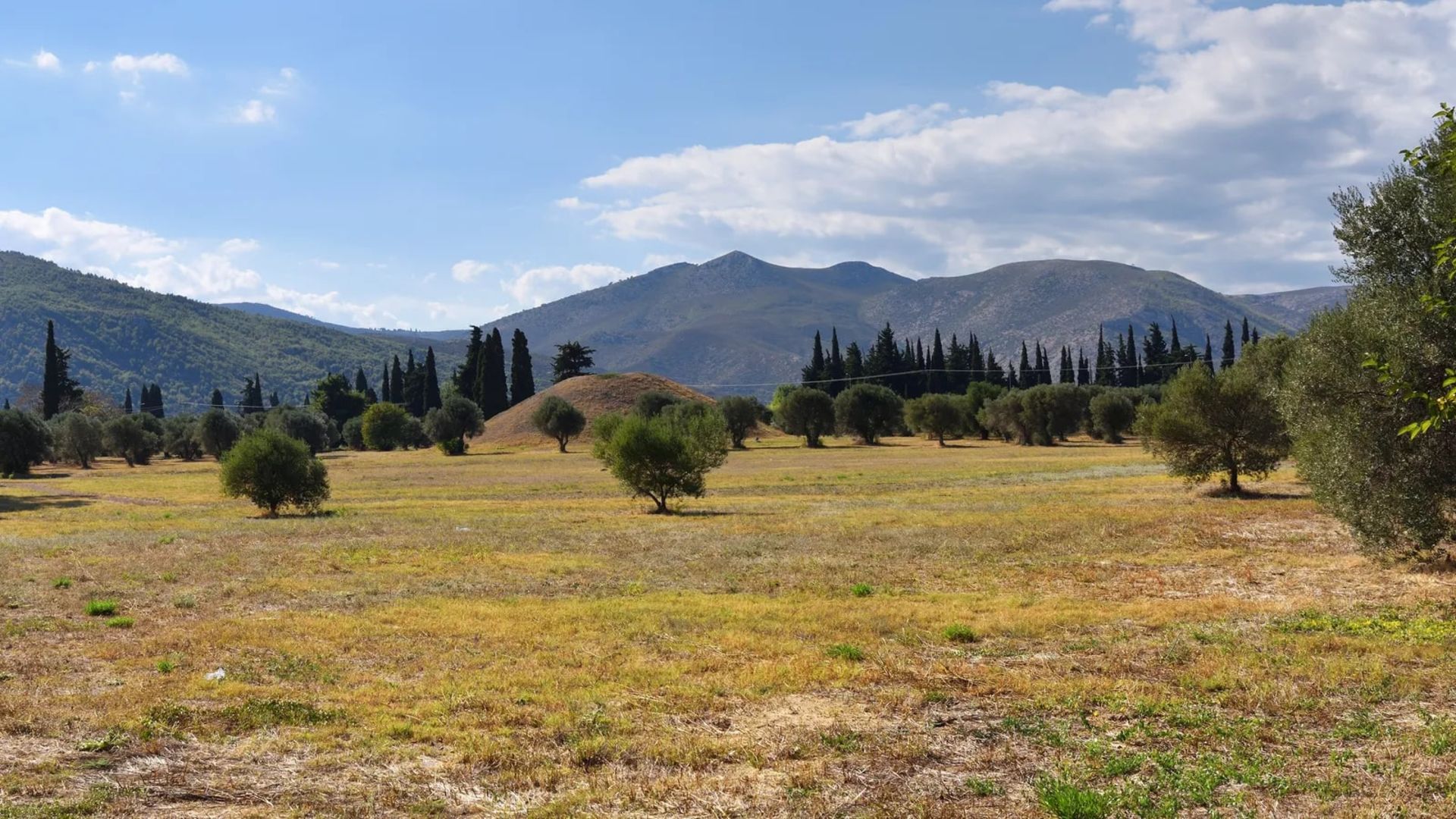 دشت ماراتون در یونان محل وقوع جنگ ماراتون میان ارتش یونان باستان و شاهنشاهی هخامنشی