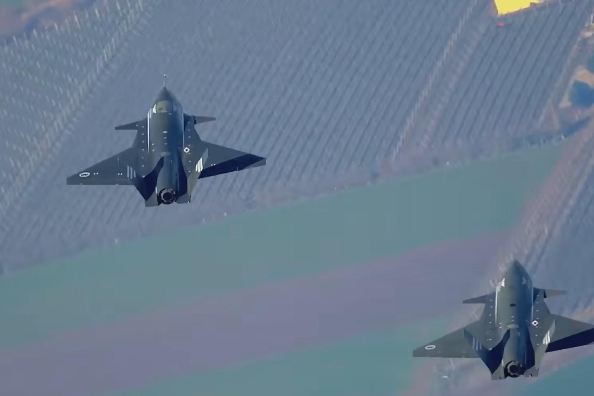 دو پهپاد جت‌محور در آسمان در حال پرواز