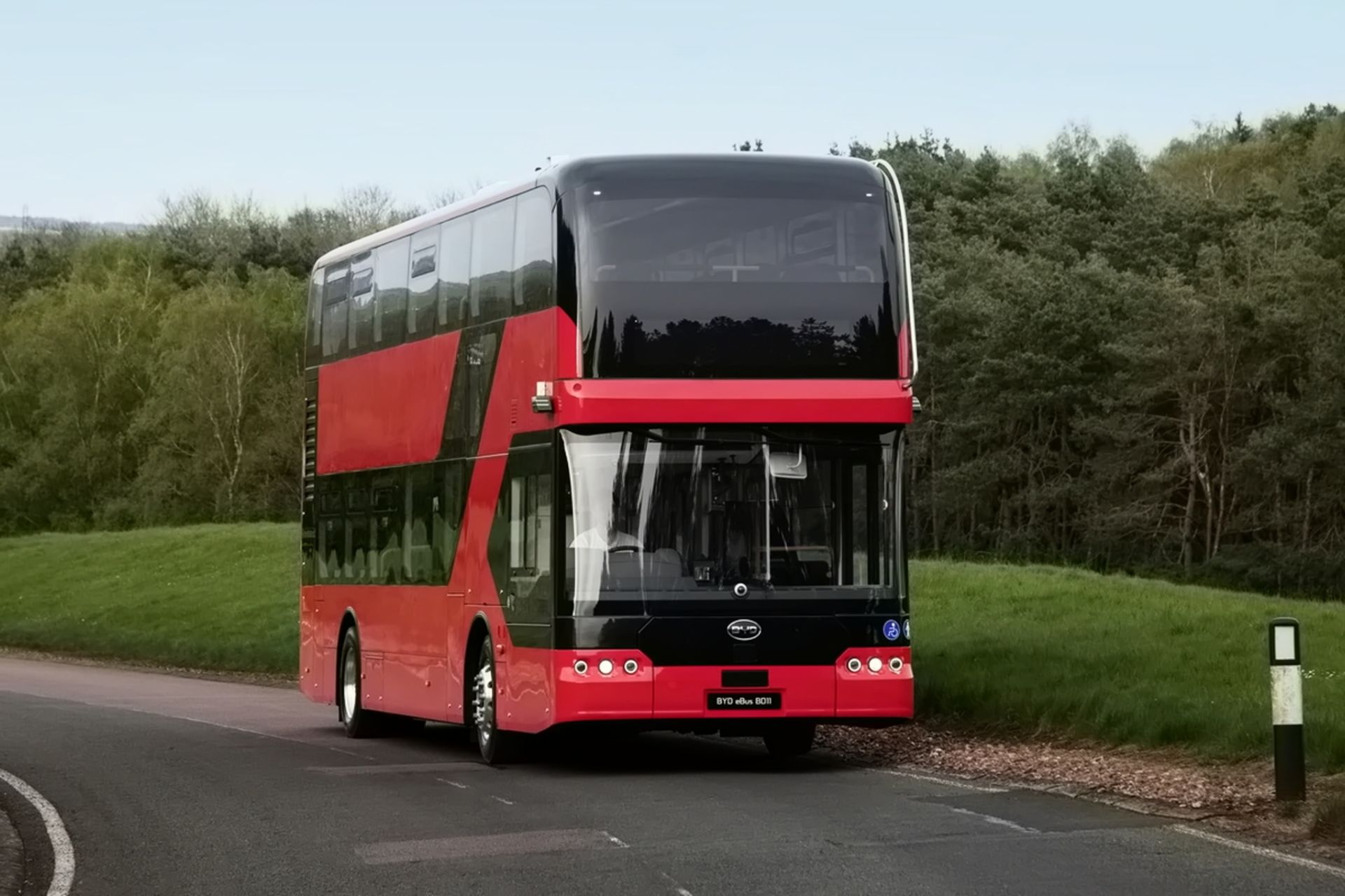 اتوبوس الکتریکی دوطبقه قرمز BYD BD11 در جاده