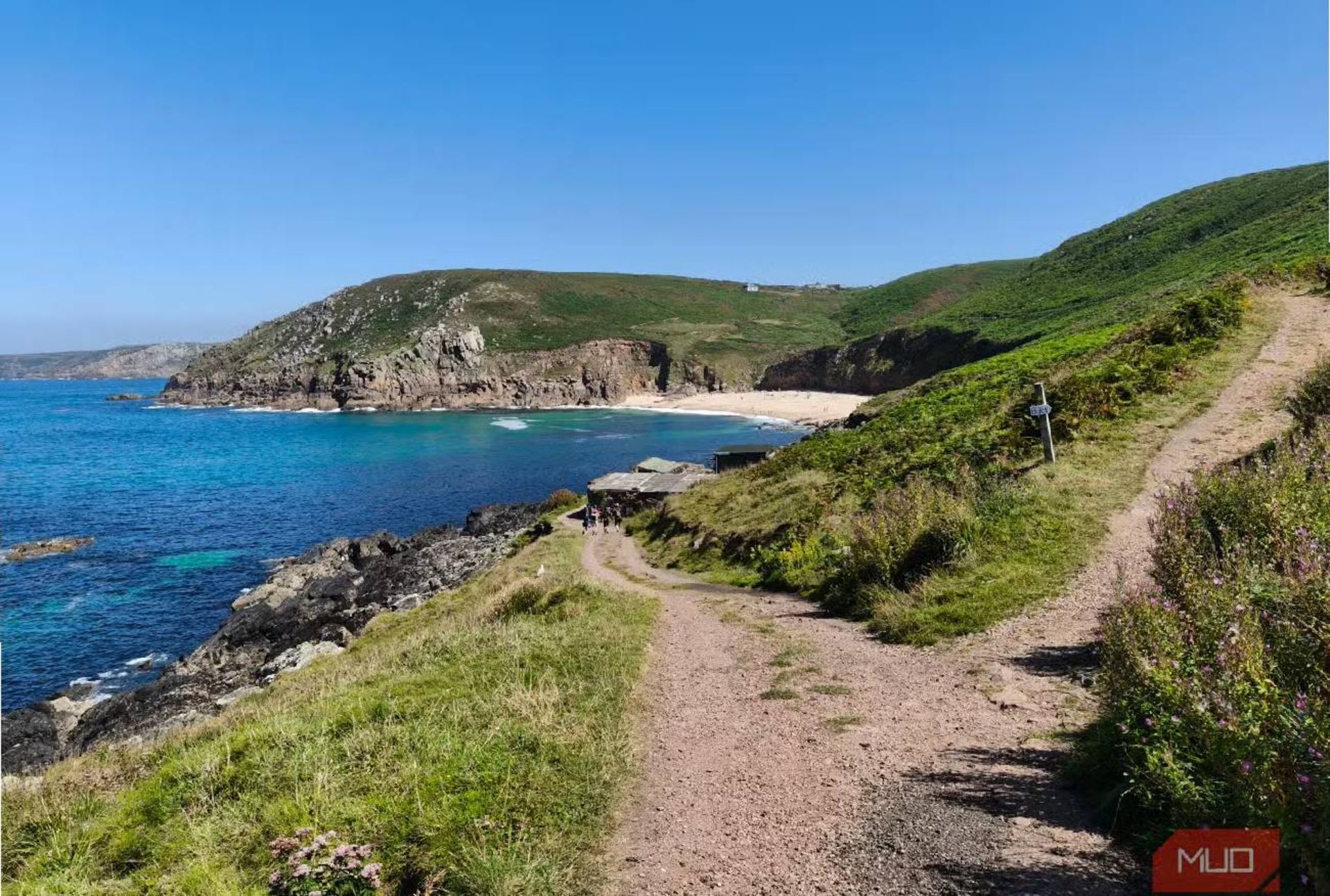 ساحل صخره‌ای در تابستان