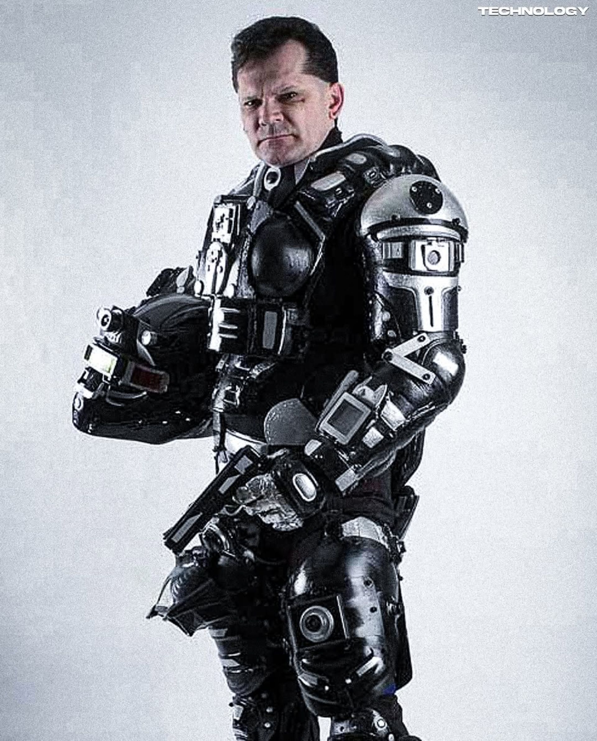 یک مرد داخل لباس فلزی و بزرگ به رنگ مشکی