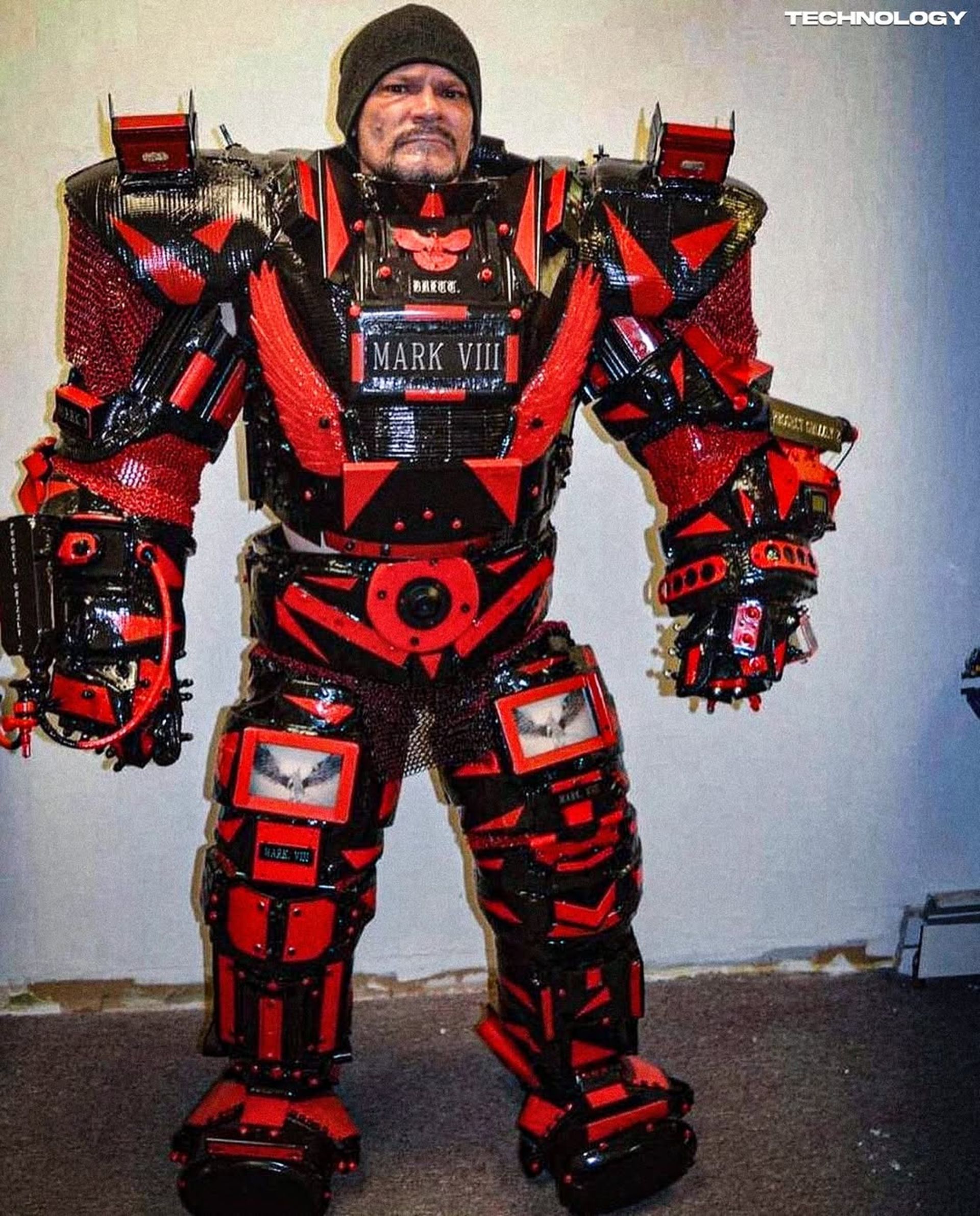 لباس فلزی و بزرگ به رنگ قرمز