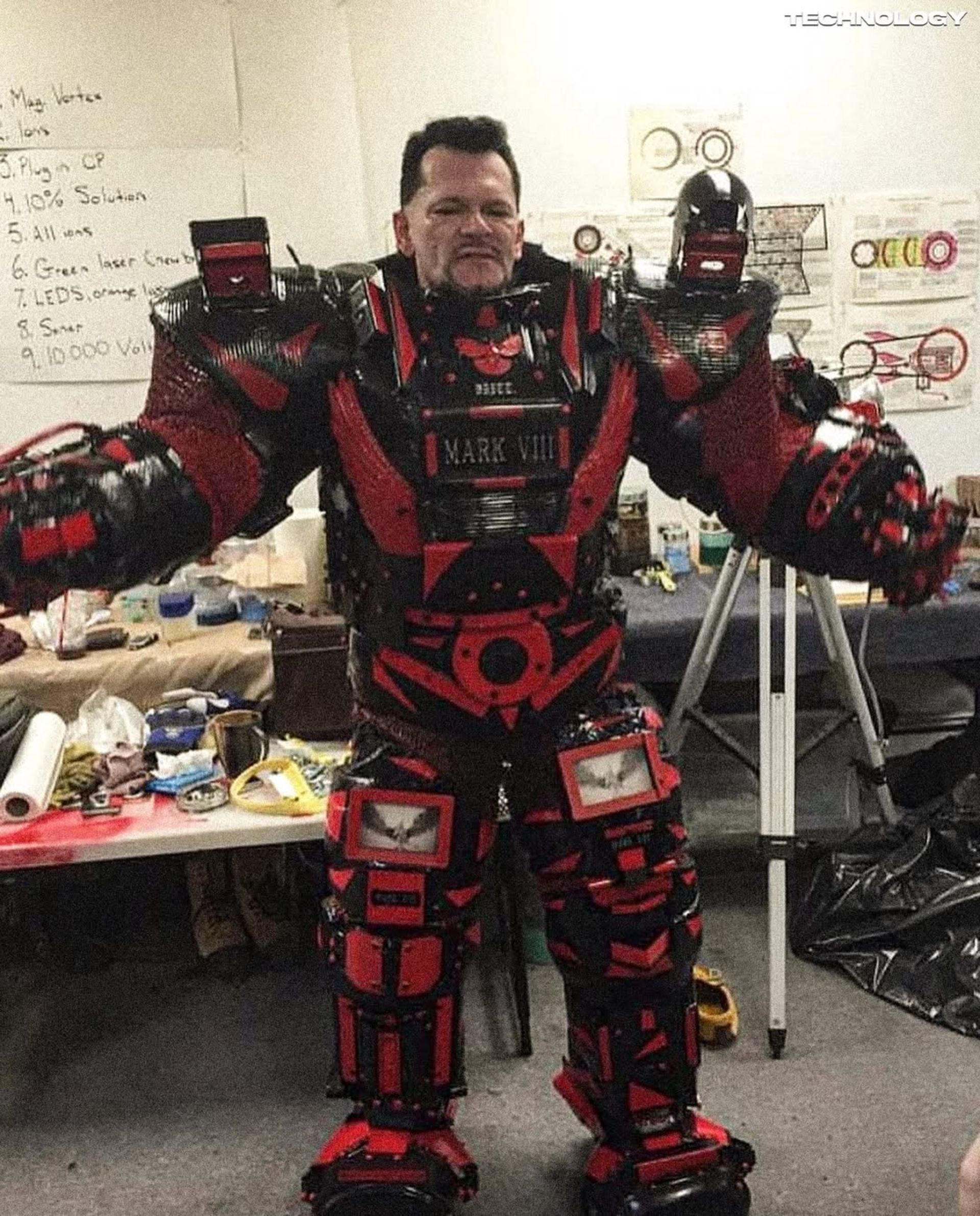 لباس فلزی و بزرگ به رنگ قرمز