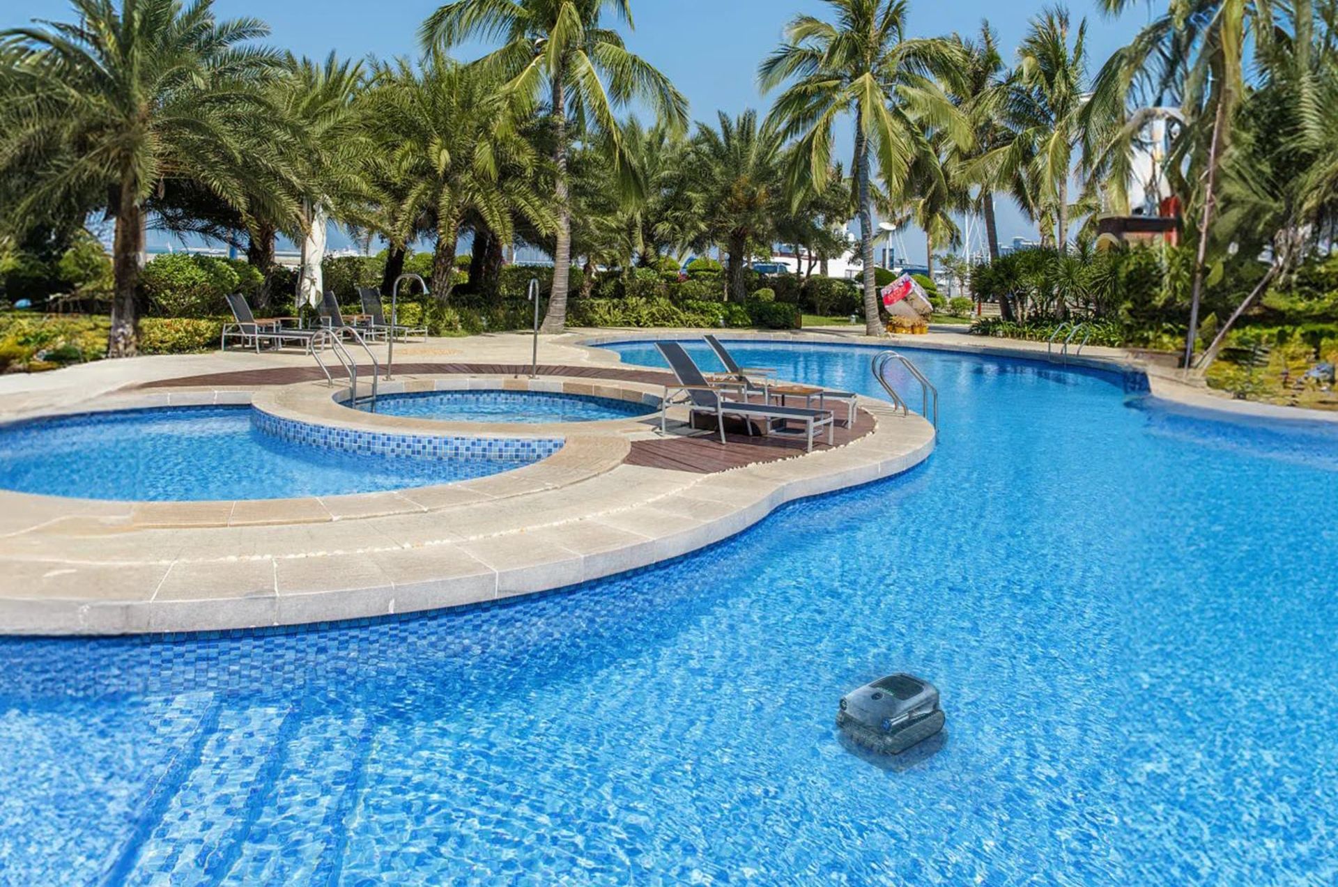 ربات Beatbot AquaSense Pro در استخر بزرگ درحال نظافت سطح آب استخر ساحلی