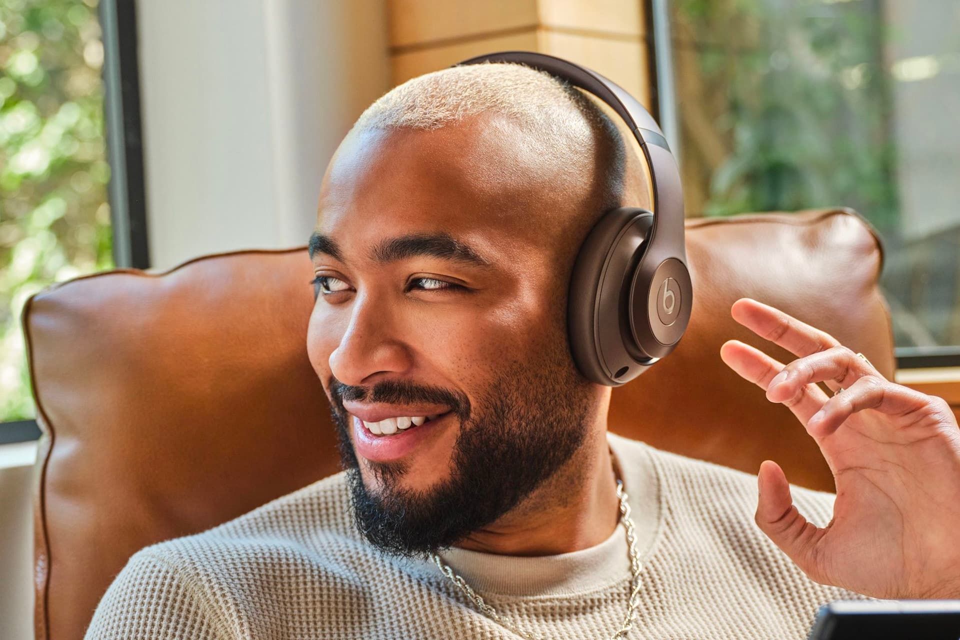 مرد سیاه پوست با هدفون بیتس استودیو پرو اپل / Beats Studio Pro