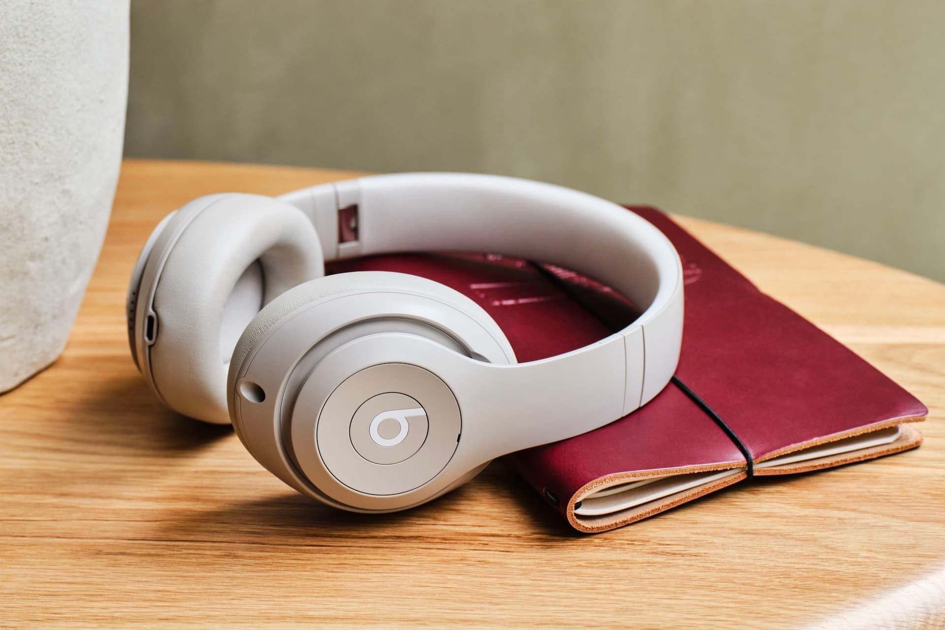 هدفون بیتس استودیو پرو اپل / Beats Studio Pro مدل ماسه سنگی روی کتاب