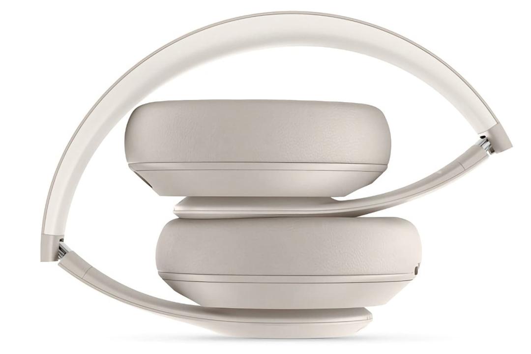 نیم رخ هدفون بیتس استودیو پرو اپل / Beats Studio Pro در حالت جمع شده
