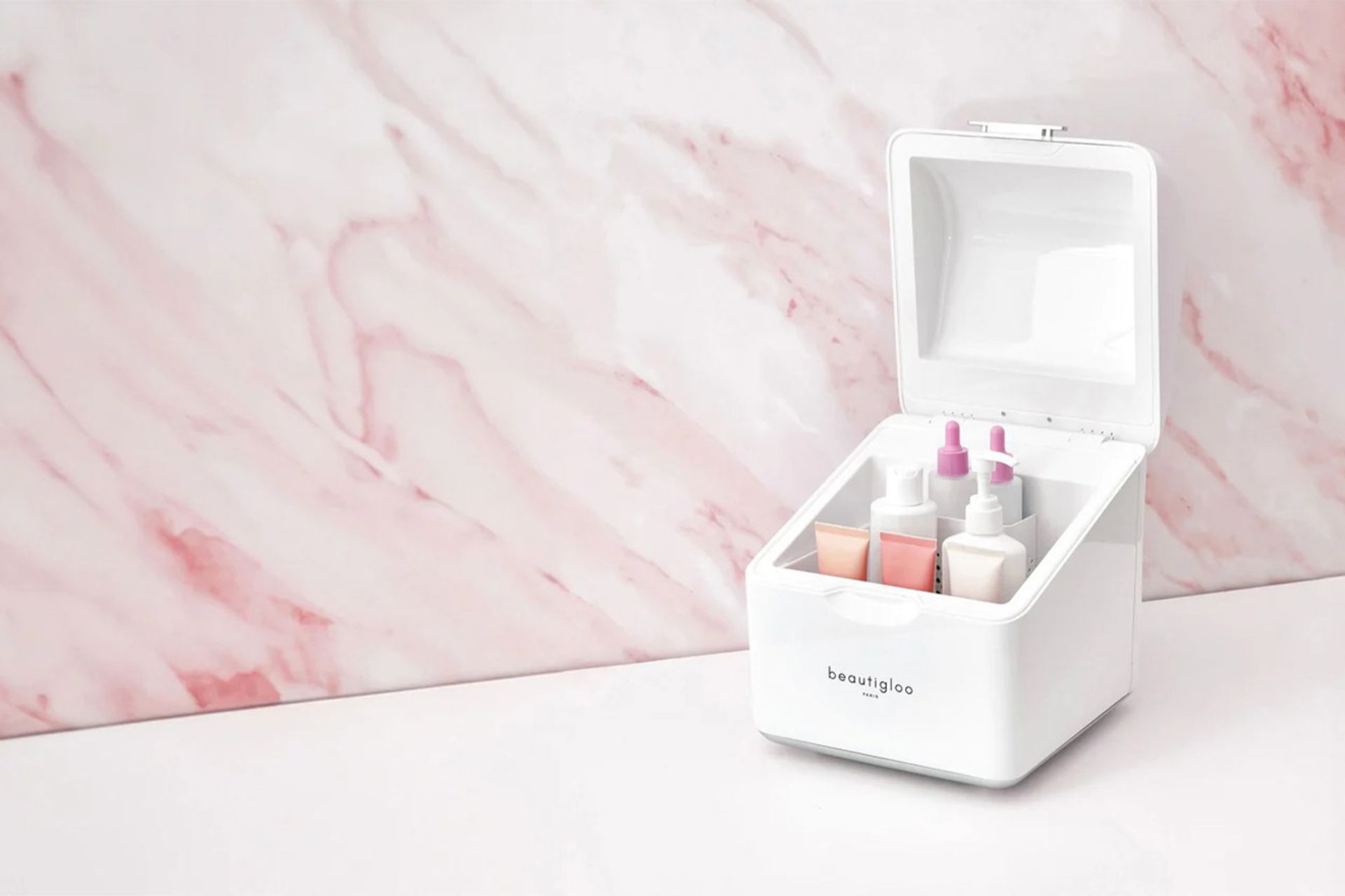 لوازم آرایشی در داخل یخچال کوچک سفید رنگ