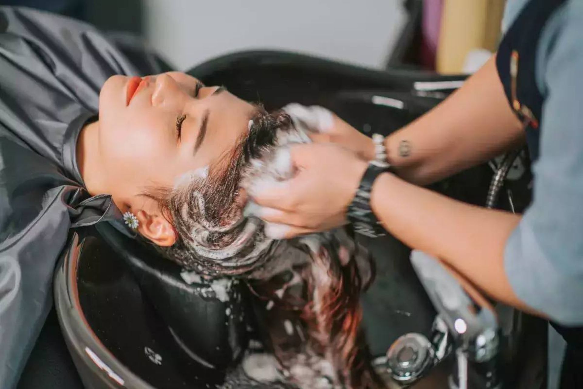 شستشوی سر در آرایشگاه