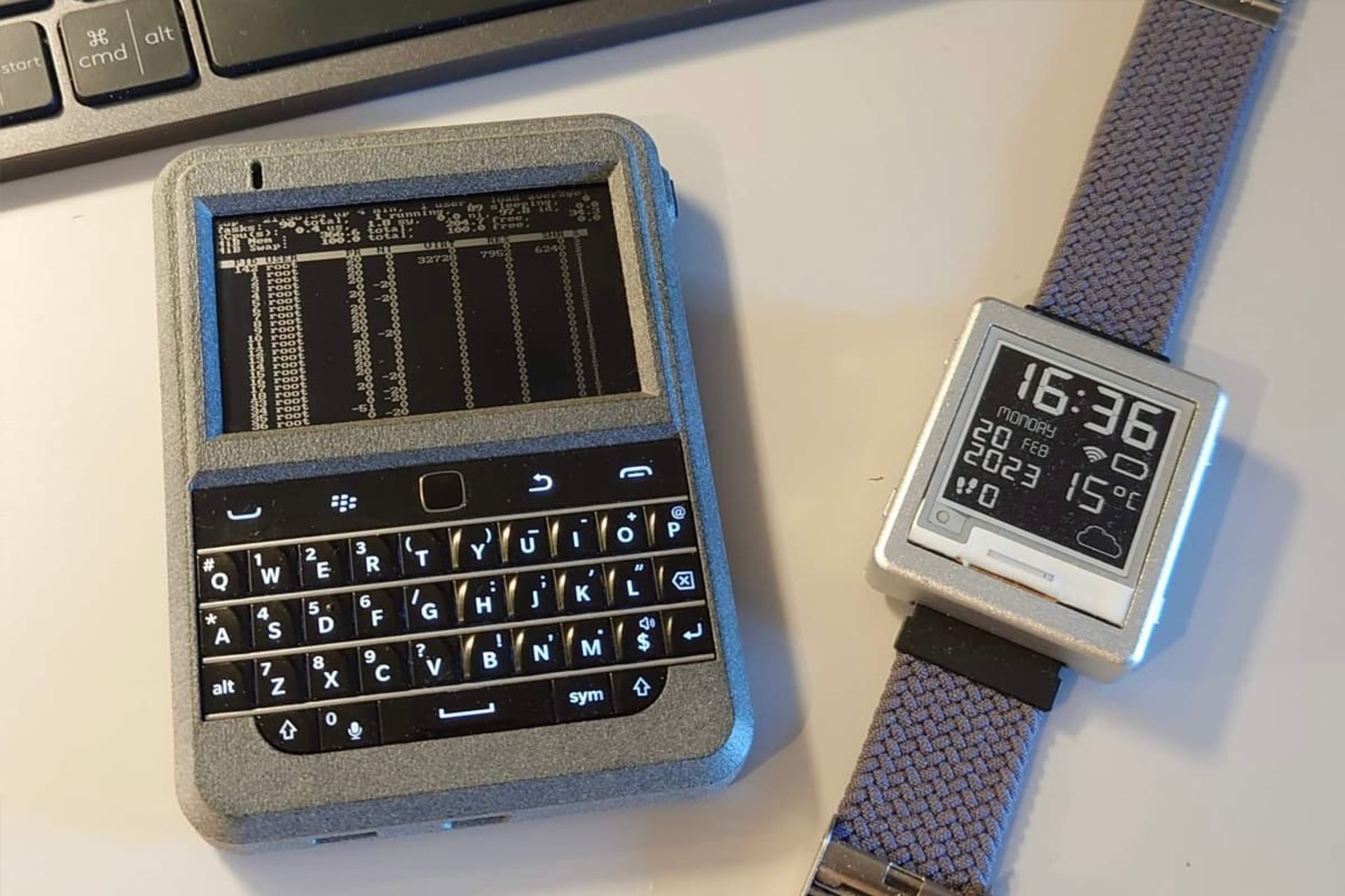 کامپیوتر جیبی Beepberry در کنار ساعت هوشمند