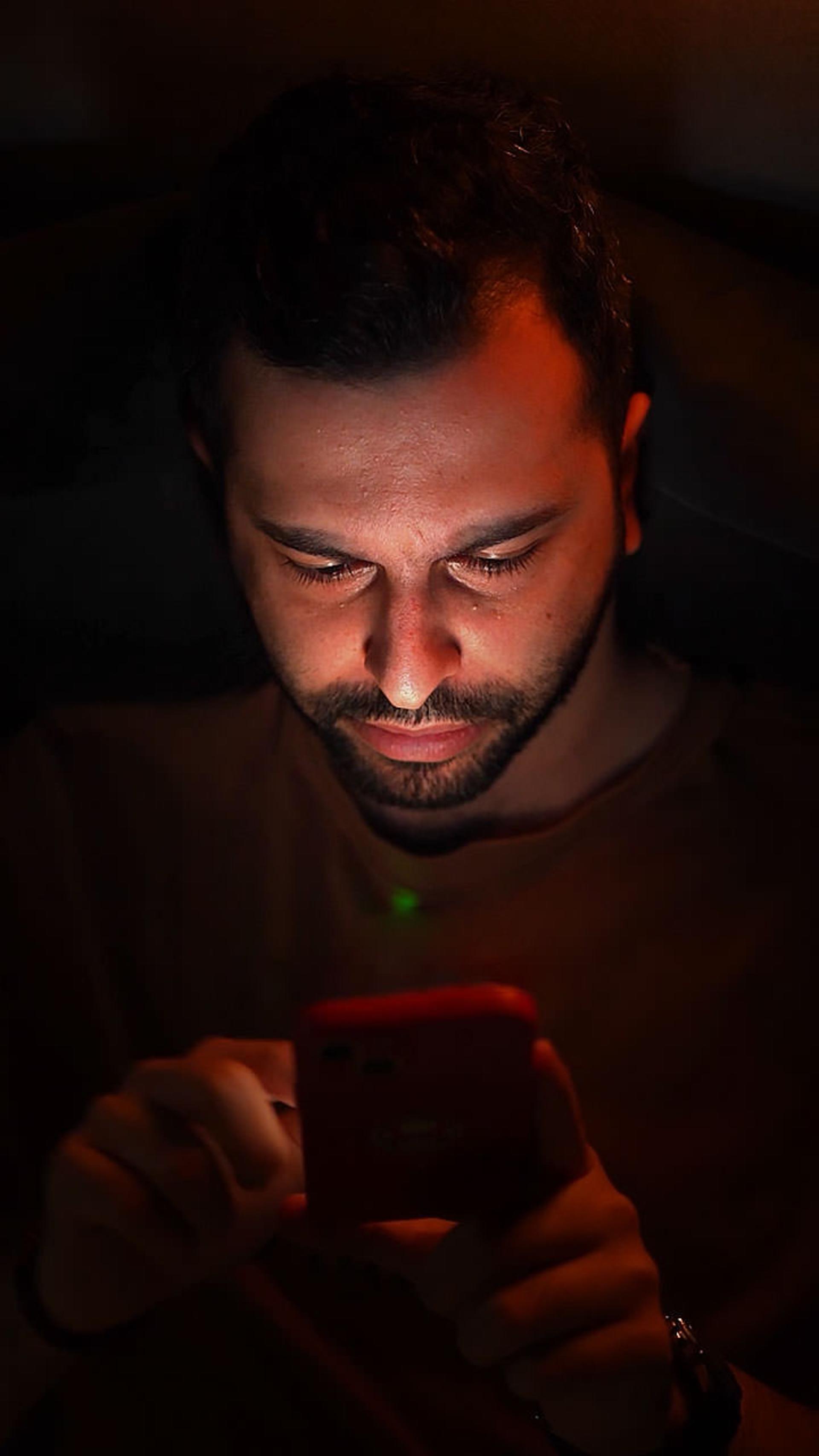 بهزاد مرعشیان مجری زومیت هنگام کار با گوشی در تاریکی