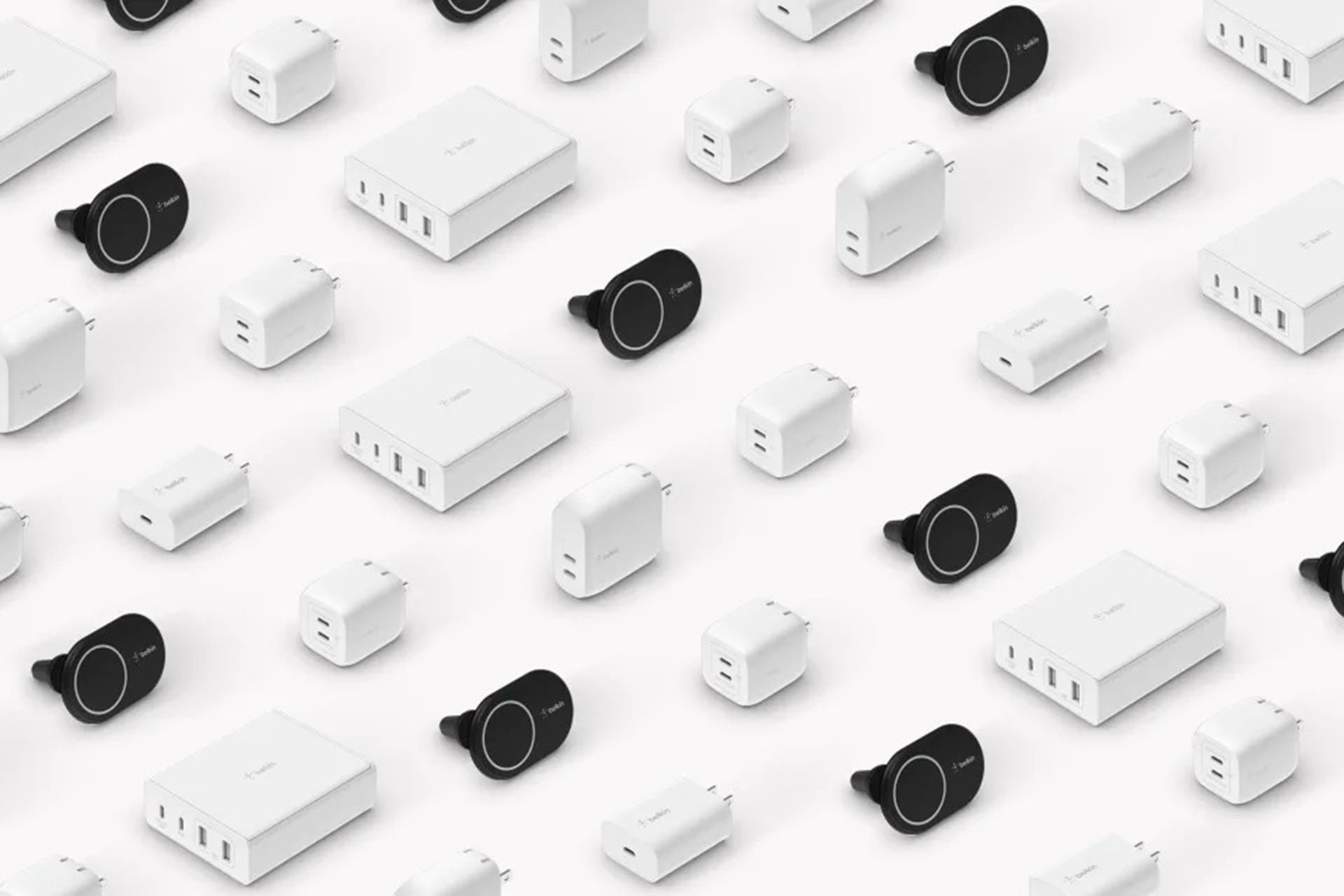 شارژرهای بلکین به رنگ سفید و مشکی در کنار یکدیگر