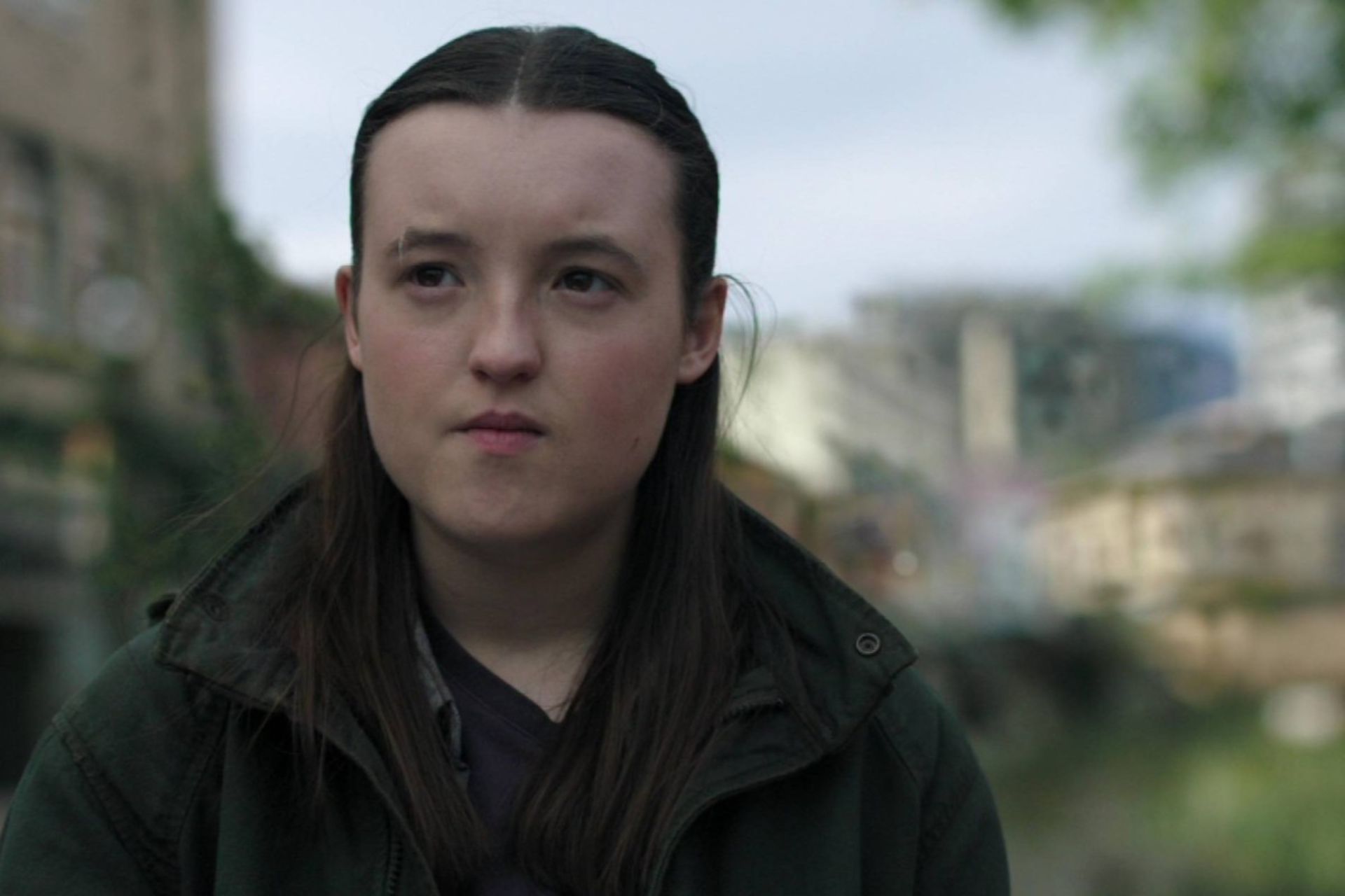 زن جوان با چهره‌ای نگران