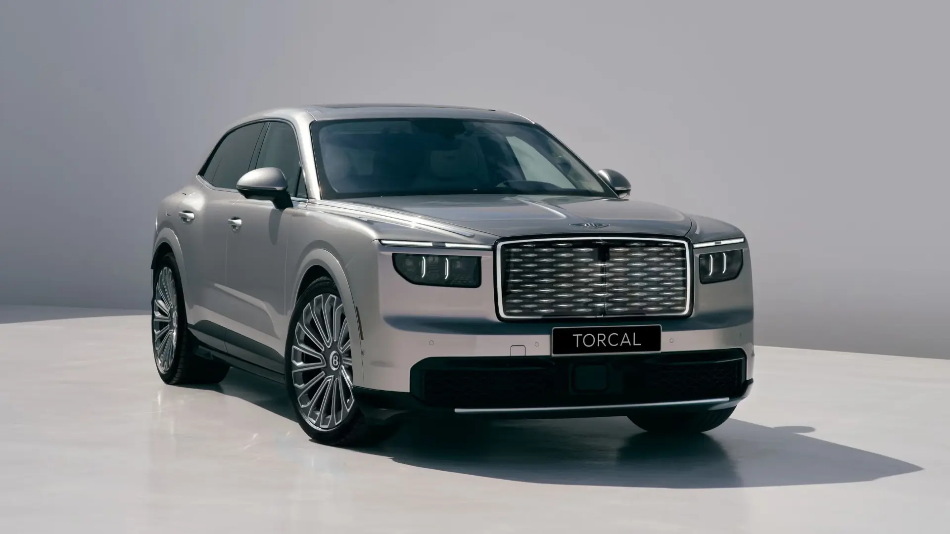 خودرو بنتلی تورکال (Bentley Torcal) با رنگ نقره‌ای در استودیو