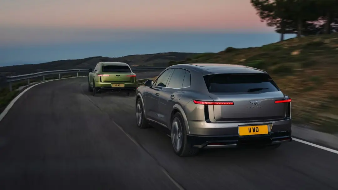 خودروهای بنتلی تورکال (Bentley Turcal) در حال حرکت در جاده‌ای کوهستانی هنگام غروب