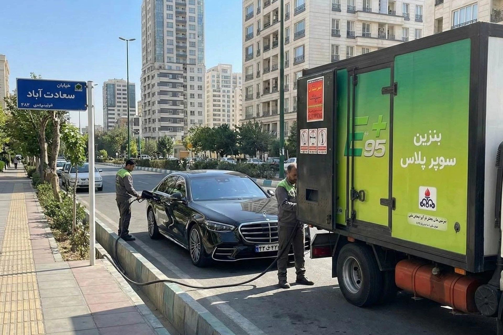 جایگاه سیار بنزین سوپر در خیابانی در تهران