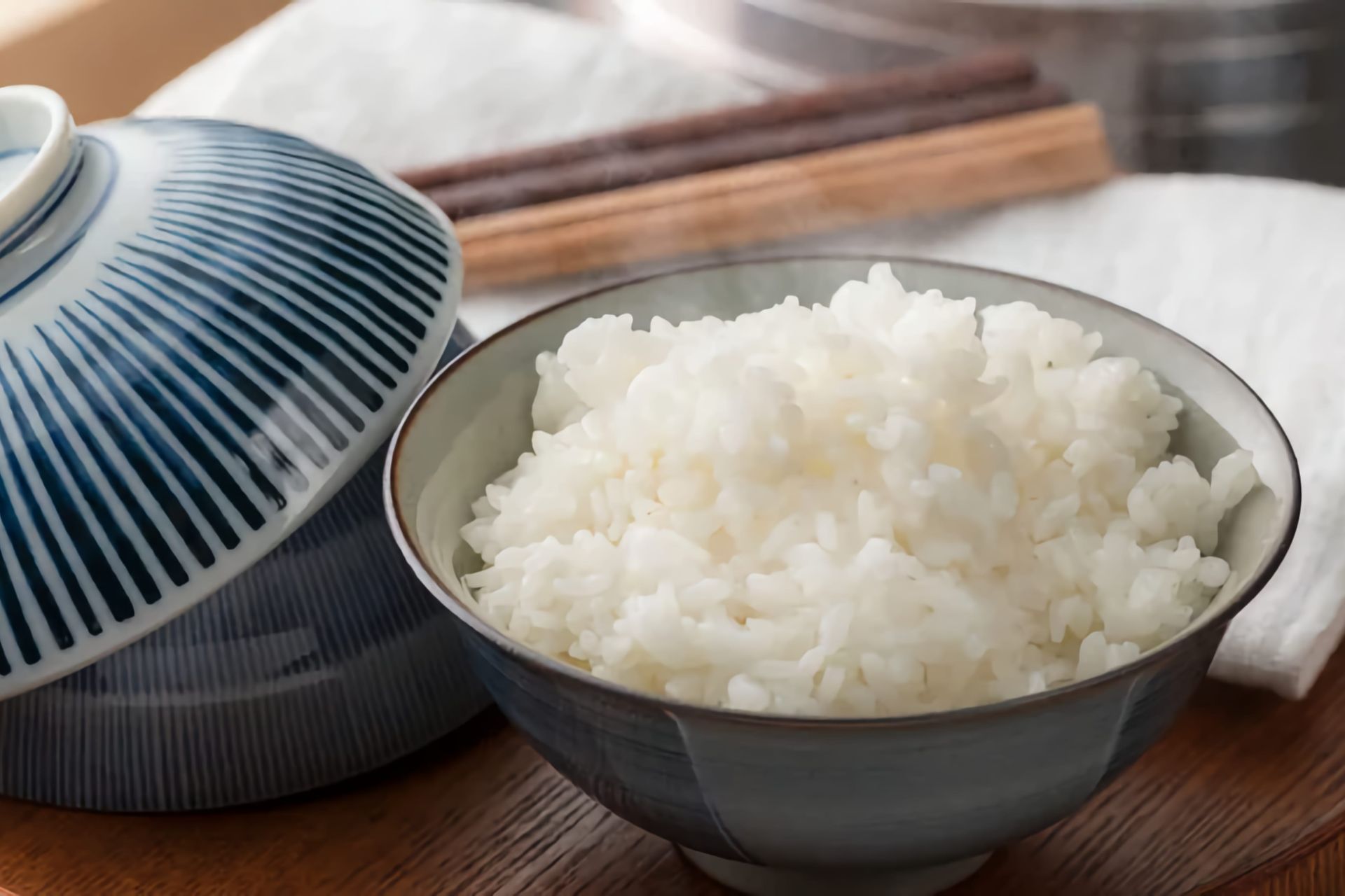 برنج پخته‌شده در ظرف چینی