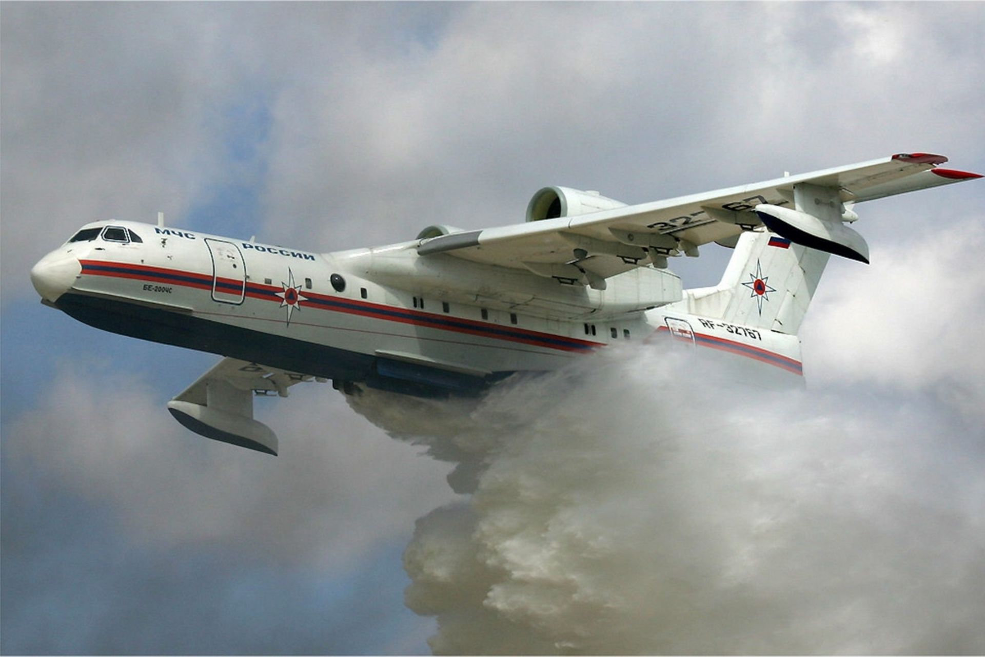 هواپیمای آبی خاکی Beriev Be-200 روسیه در حال آب پاشی به زمین