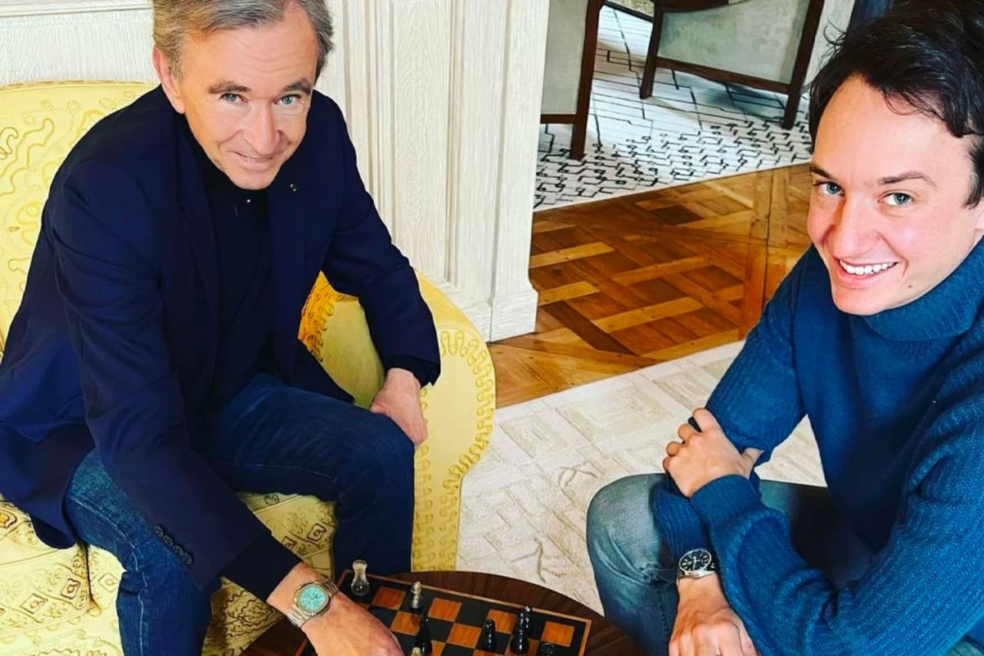 برنارد آرنو در حال شطرنج