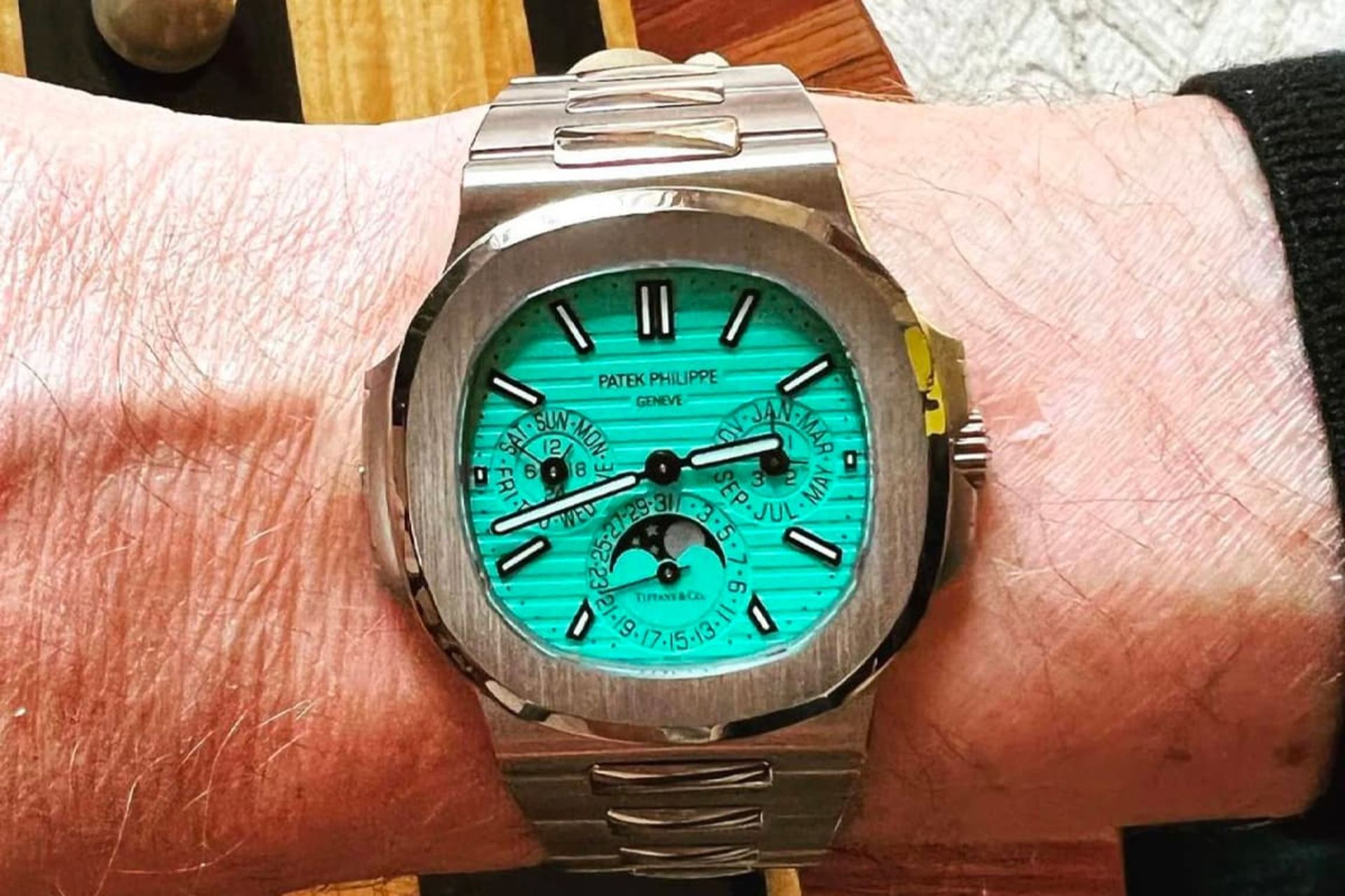 ساعت لوکس با صفحه فیروزه ای