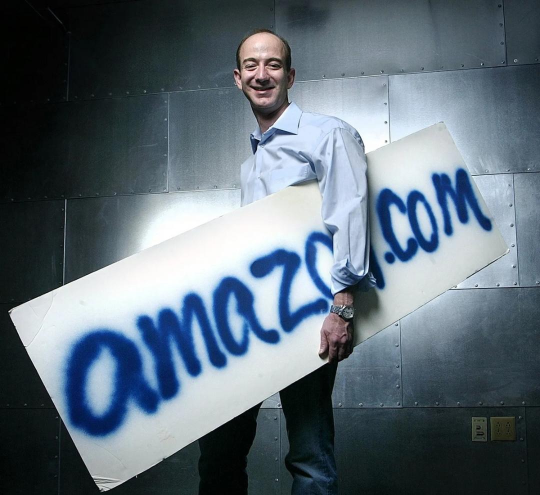جف بیزوس با تابلوی amazon.com