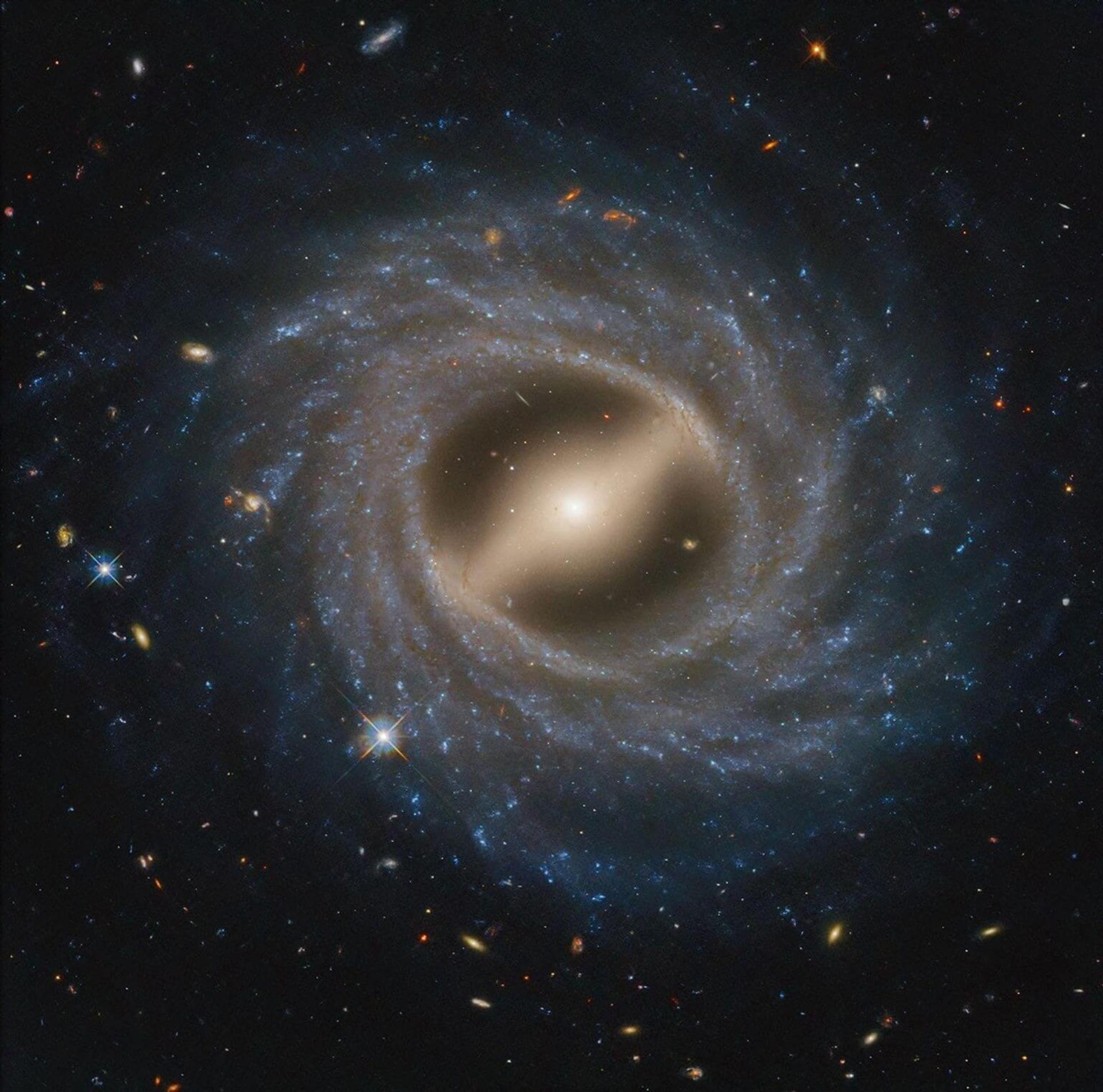 سال سی و پنجم پروژه تلسکوپ فضایی هابل - NGC 5335