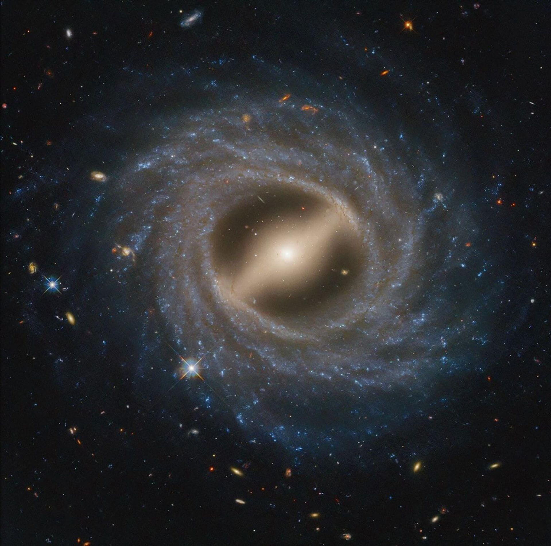 سال سی و پنجم پروژه تلسکوپ فضایی هابل - NGC 5335