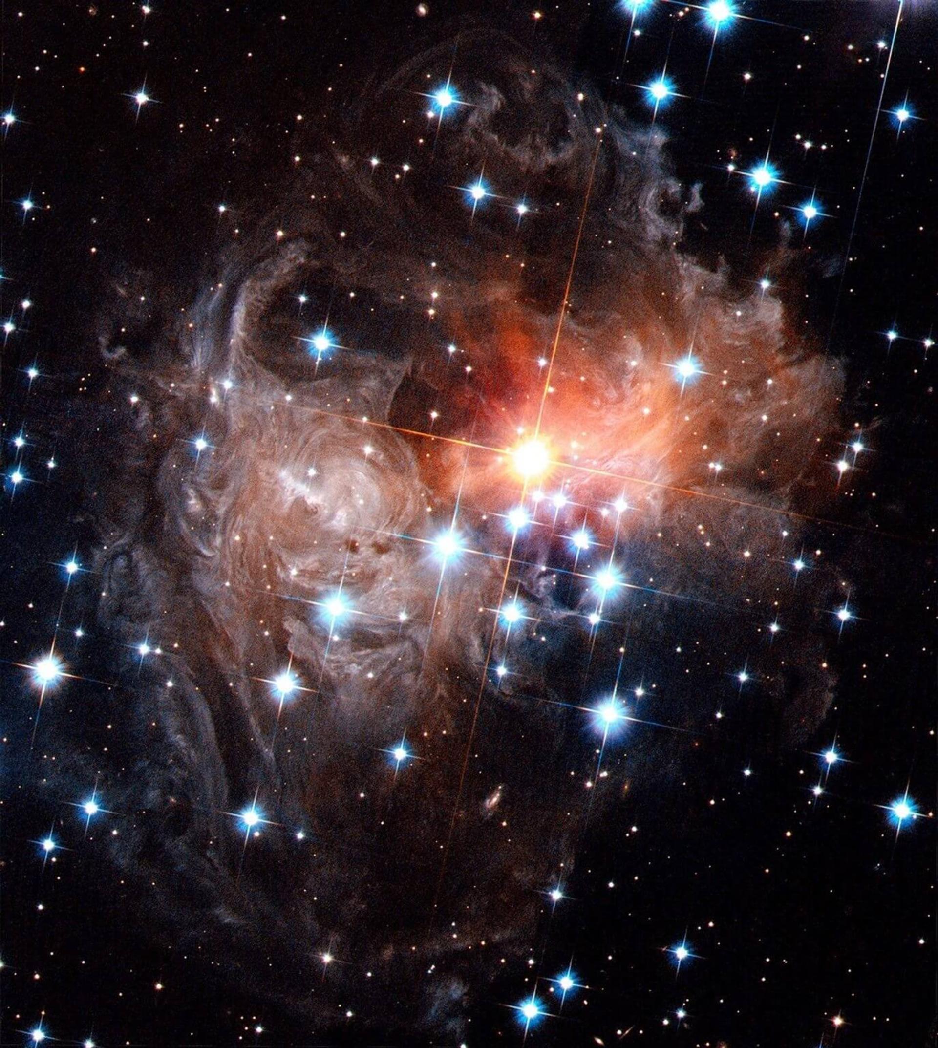 سال هفدهم پروژه تلسکوپ فضایی هابل - V838 Monocerotis