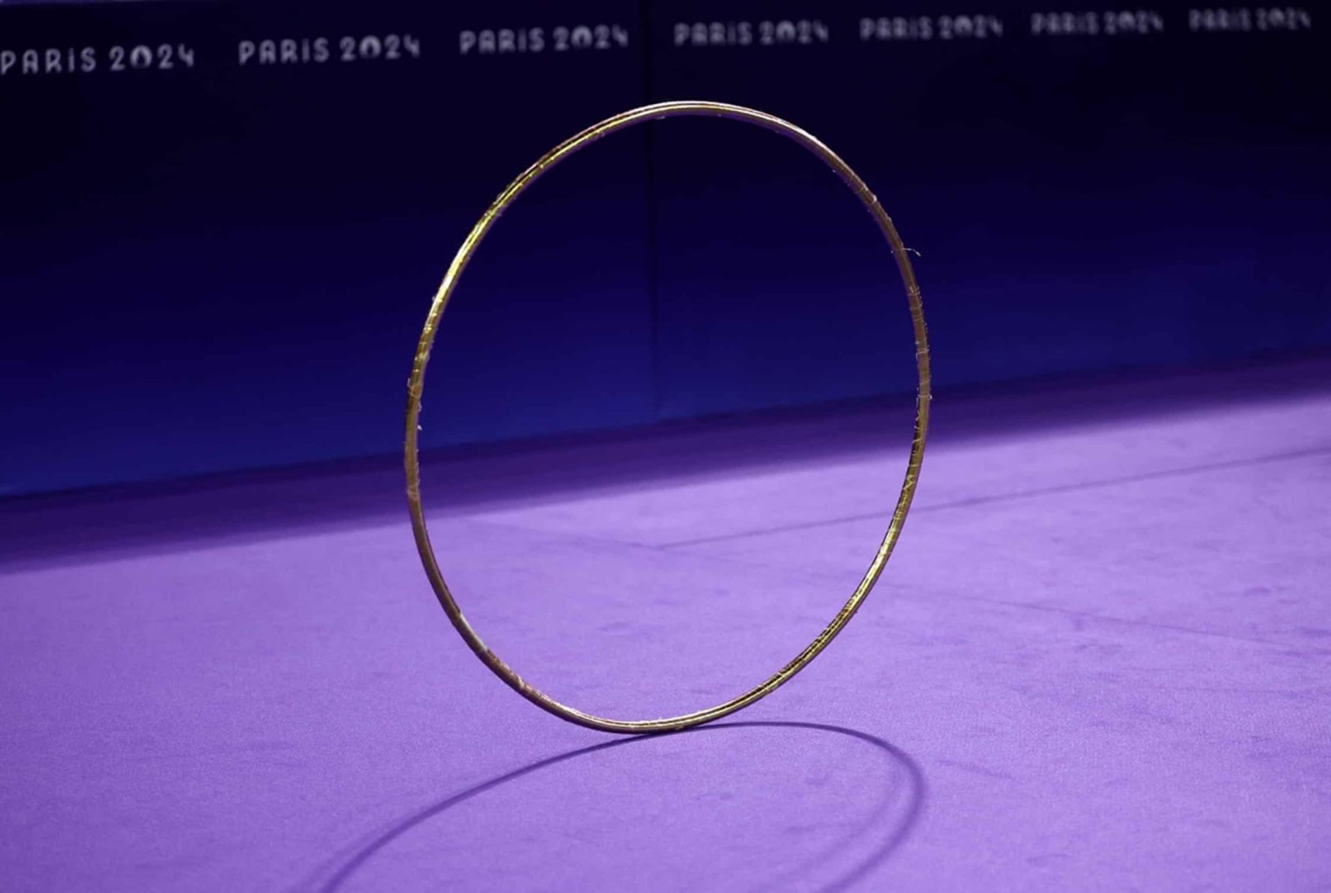 بهترین لحظات المپیک ۲۰۲۴ / حلقه‌ای متعلق به پولینا برزینا، ژیمناستیک ریتمیک از اسپانیا، در ورزشگاه پورت د لا چاپل آرنا 