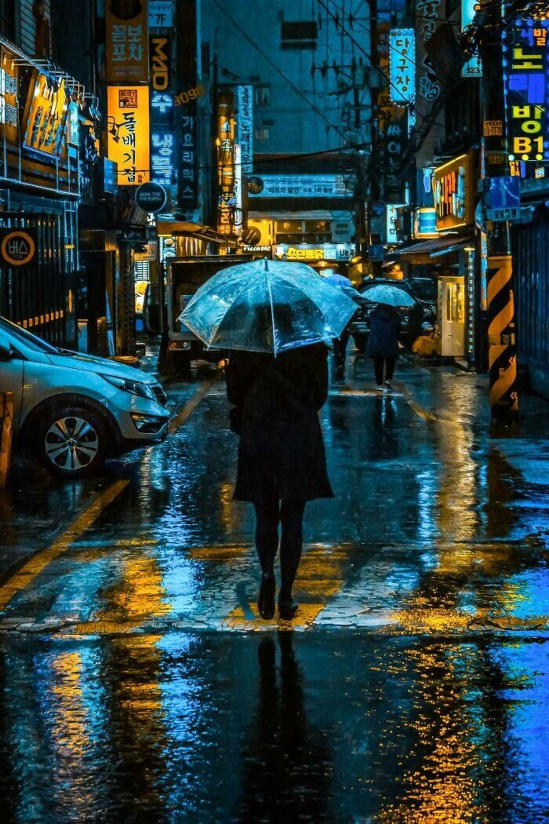 فردی با چتر زیر باران