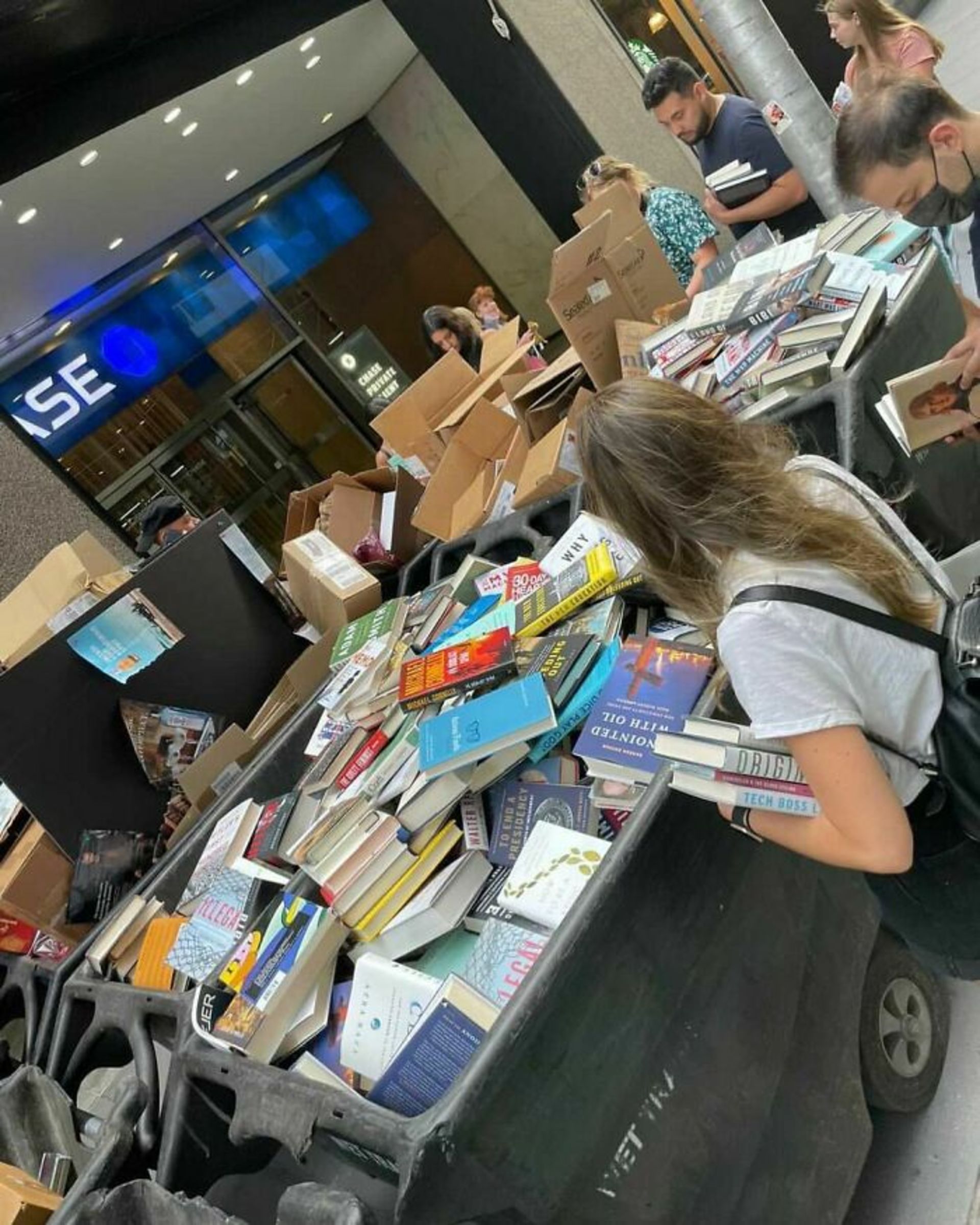 کتاب های دورریخته‌‌شده در خیابان‌های نیویورک