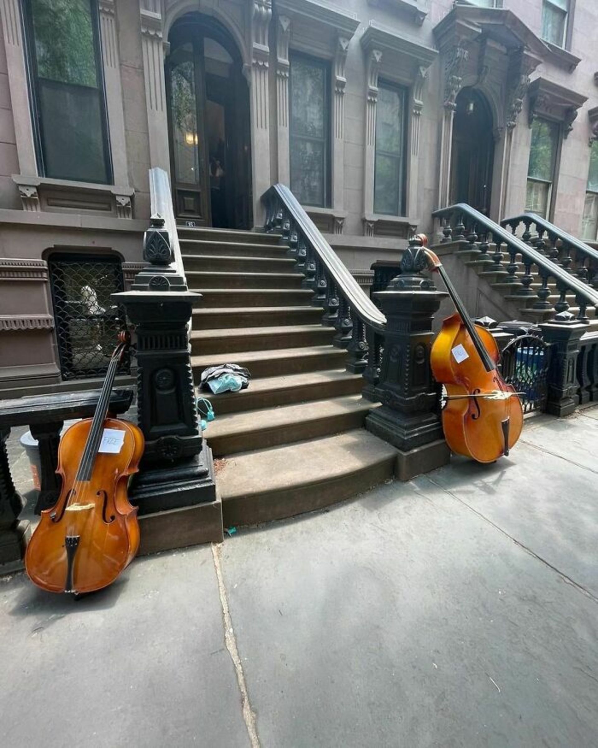 دو ویولنسل رایگان کنار پله‌های ساختمانی در نیویورک