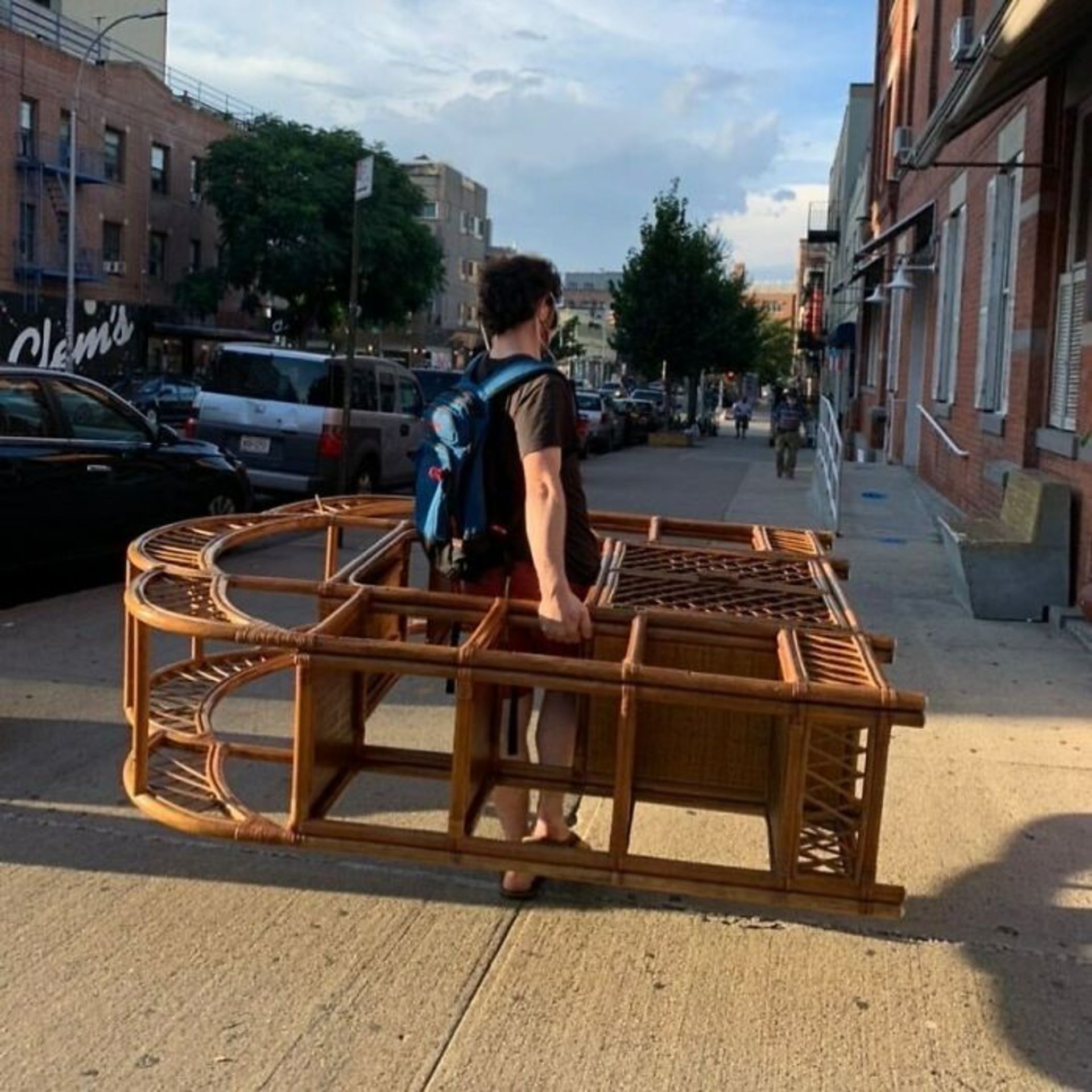 مرد در حال حمل قفسه چوبی دورریخته‌شده نیویورک
